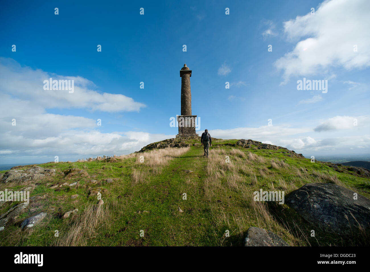 Ein Spaziergänger unterwegs zu Rodneys Säule, Breidden Hills, an der Grenze von Shropshire-Powys, UK Stockfoto