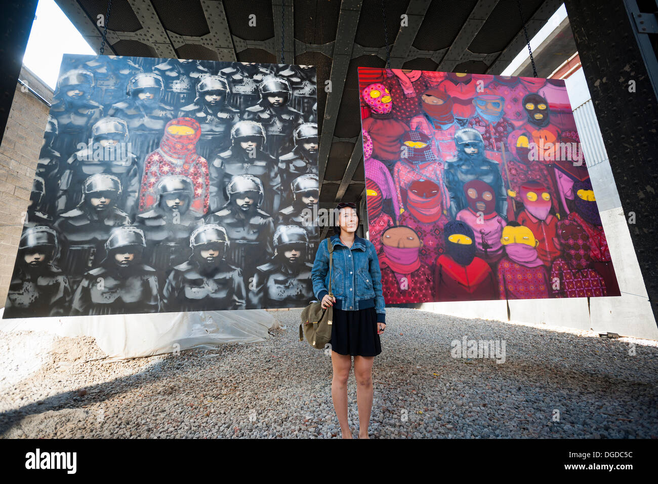 New York, USA. 18. Oktober 2013. Streetart-Fans strömen in West Chelsea Galerie Szeneviertel in New York die 18. Ausgabe von Banksy-Graffiti-Kunst, eine Zusammenarbeit mit den brasilianischen Künstlern, Os Gemeos sehen. Dieser Titel ist wie einer Museumsausstellung in eine Baulücke unter der High Line Park komplett mit "Museumswärter" Gruppenkontrolle behandeln eingerichtet. Die schwer fassbare Streetart-Künstler schafft Werke rund um die Stadt jeden Tag im Laufe des Monats Oktober. Bildnachweis: Richard Levine/Alamy Live-Nachrichten Stockfoto