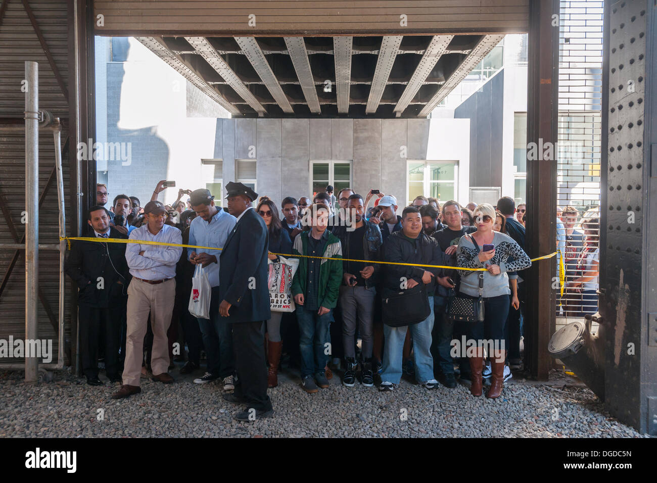 New York, USA. 18. Oktober 2013. Streetart-Fans strömen in West Chelsea Galerie Szeneviertel in New York die 18. Ausgabe von Banksy-Graffiti-Kunst, eine Zusammenarbeit mit den brasilianischen Künstlern, Os Gemeos sehen. Dieser Titel ist wie einer Museumsausstellung in eine Baulücke unter der High Line Park komplett mit "Museumswärter" Gruppenkontrolle behandeln eingerichtet. Die schwer fassbare Streetart-Künstler schafft Werke rund um die Stadt jeden Tag im Laufe des Monats Oktober. Bildnachweis: Richard Levine/Alamy Live-Nachrichten Stockfoto