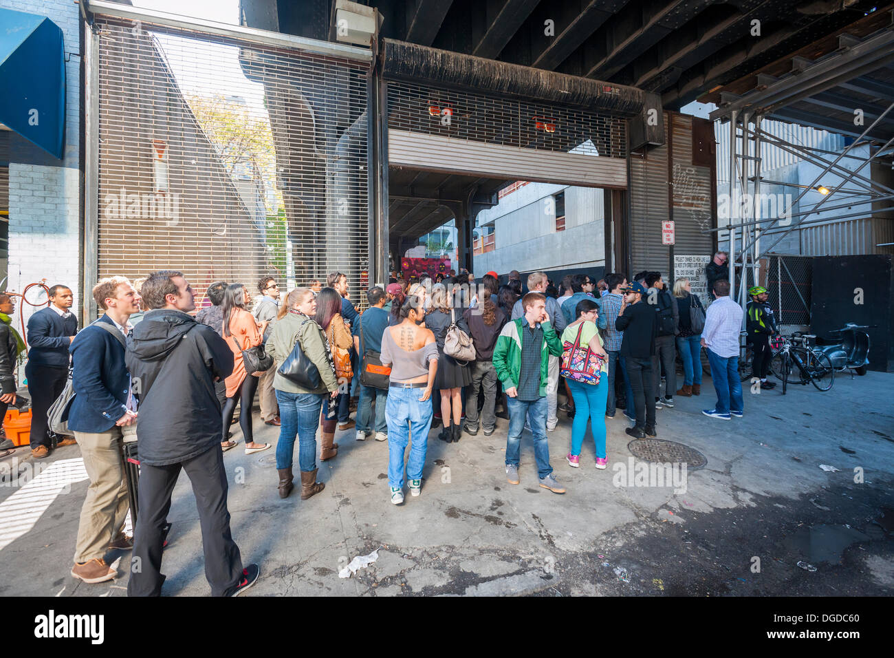 New York, USA. 18. Oktober 2013. Streetart-Fans strömen in West Chelsea Galerie Szeneviertel in New York die 18. Ausgabe von Banksy-Graffiti-Kunst, eine Zusammenarbeit mit den brasilianischen Künstlern, Os Gemeos sehen. Dieser Titel ist wie einer Museumsausstellung in eine Baulücke unter der High Line Park komplett mit "Museumswärter" Gruppenkontrolle behandeln eingerichtet. Die schwer fassbare Streetart-Künstler schafft Werke rund um die Stadt jeden Tag im Laufe des Monats Oktober. Bildnachweis: Richard Levine/Alamy Live-Nachrichten Stockfoto