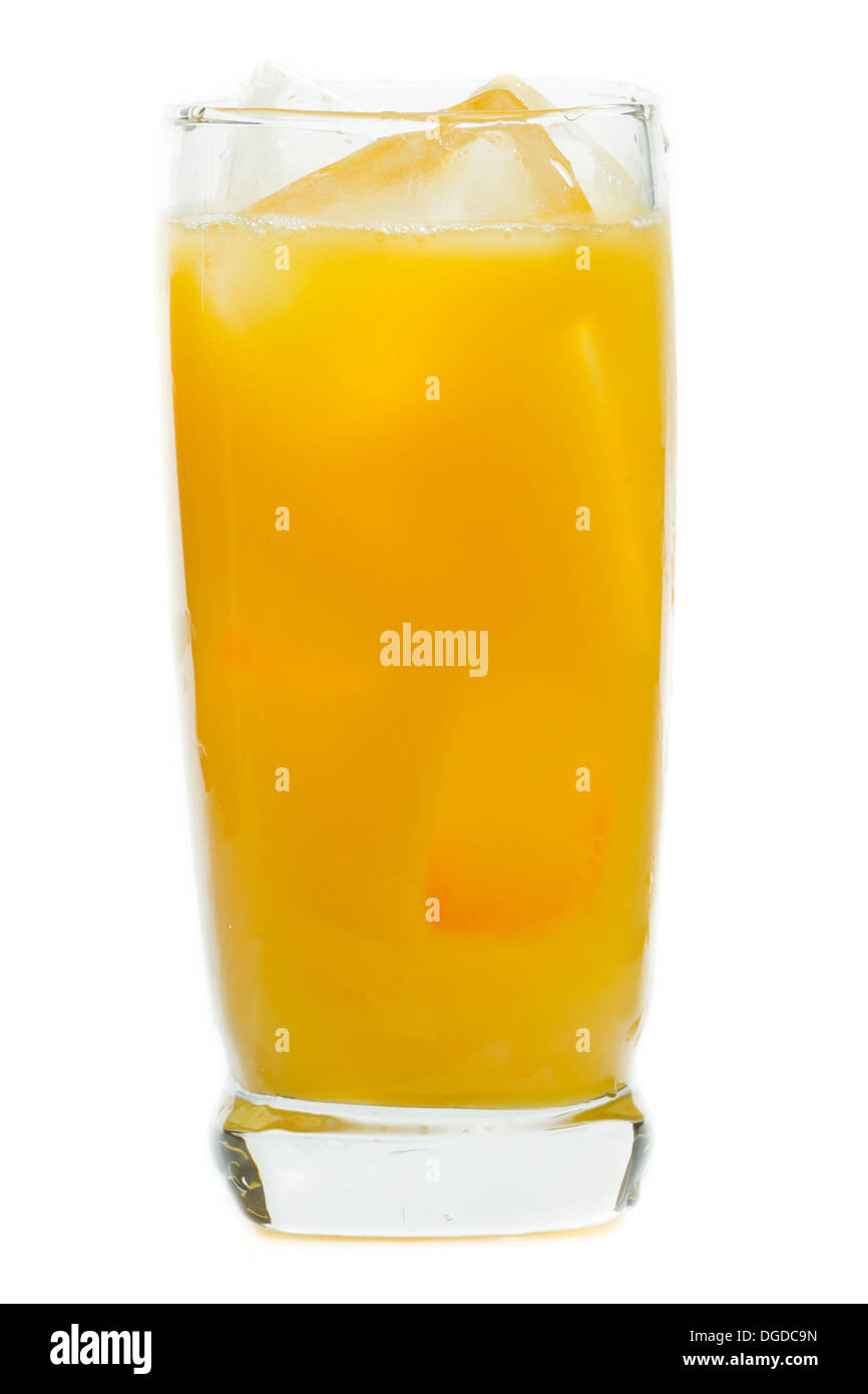 Frischer gepresster Orangensaft serviert in einem Longdrinkglas mit Eis isoliert auf weißem Hintergrund Stockfoto