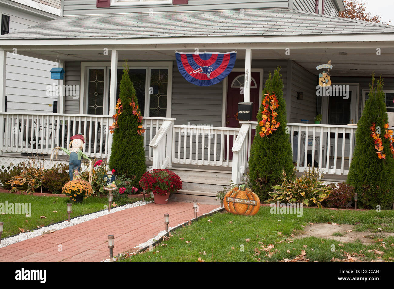 Halloween und Thanksgiving Dekorationen an einem New England zu Hause in einem Arbeiterviertel in North Adams, Massachusetts. Stockfoto