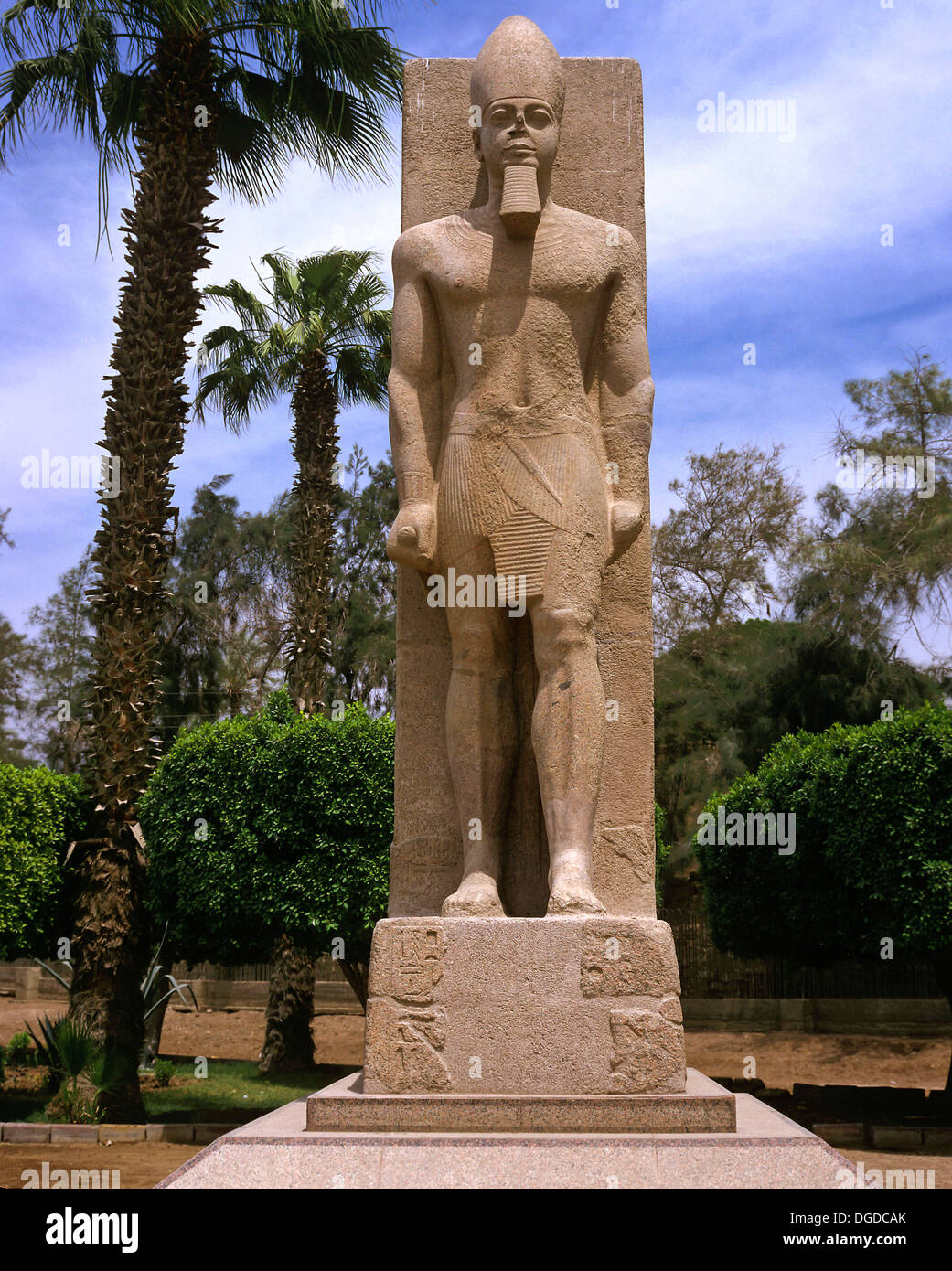 Kolossalstatue von Ramses II. - 13. Jahrhundert v. Chr., Ruinen von Memphis, Ägypten, Afrika Stockfoto