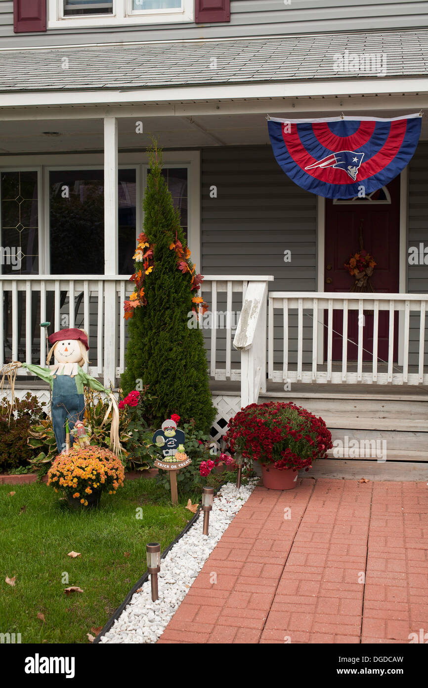 Halloween-Dekoration an der Haustür von Neu-England zu Hause in einem Arbeiterviertel in North Adams, Massachusetts. Stockfoto