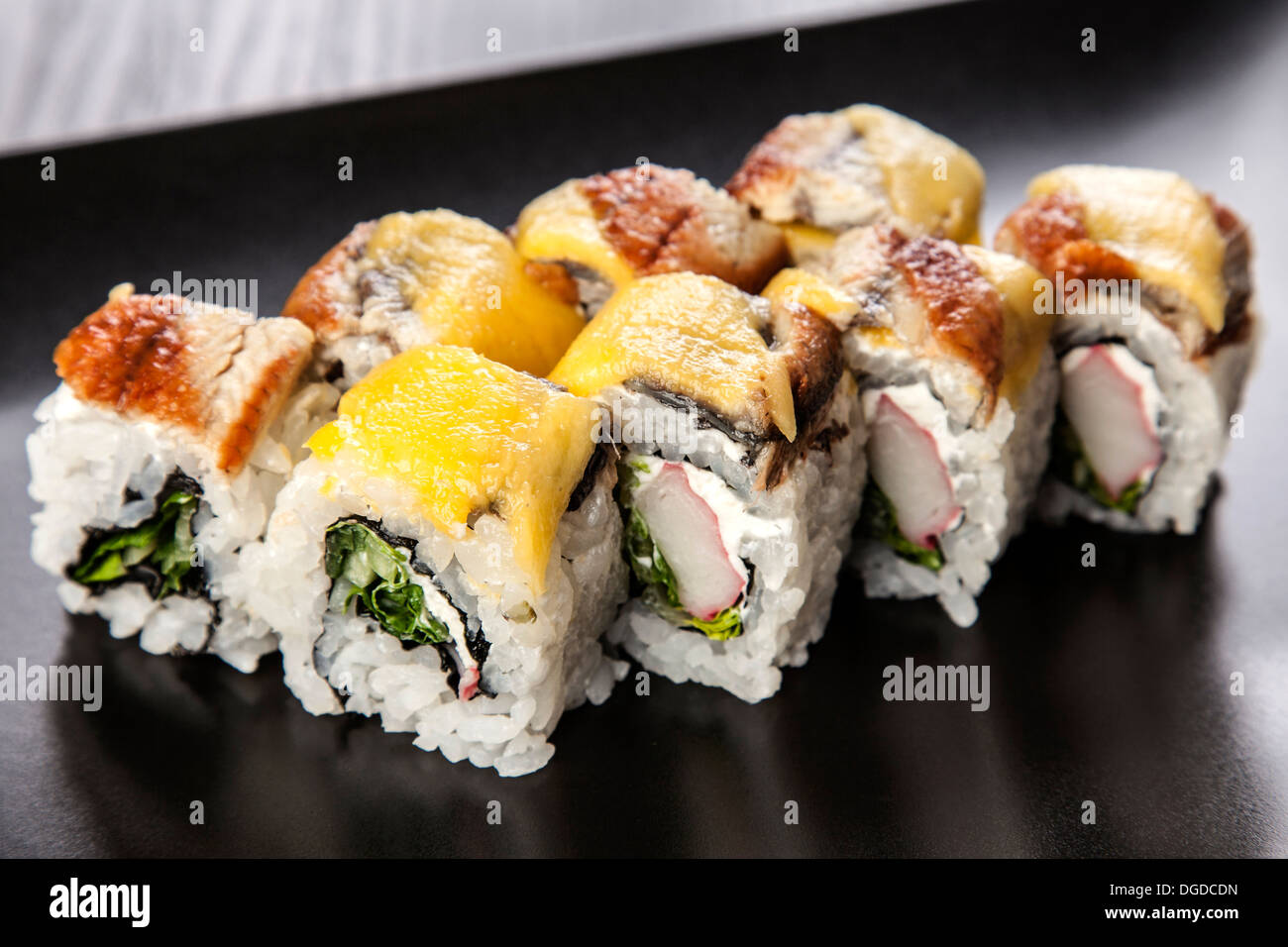 Sushi Maki Rollen Sortiment auf schwarzem Teller Stockfoto