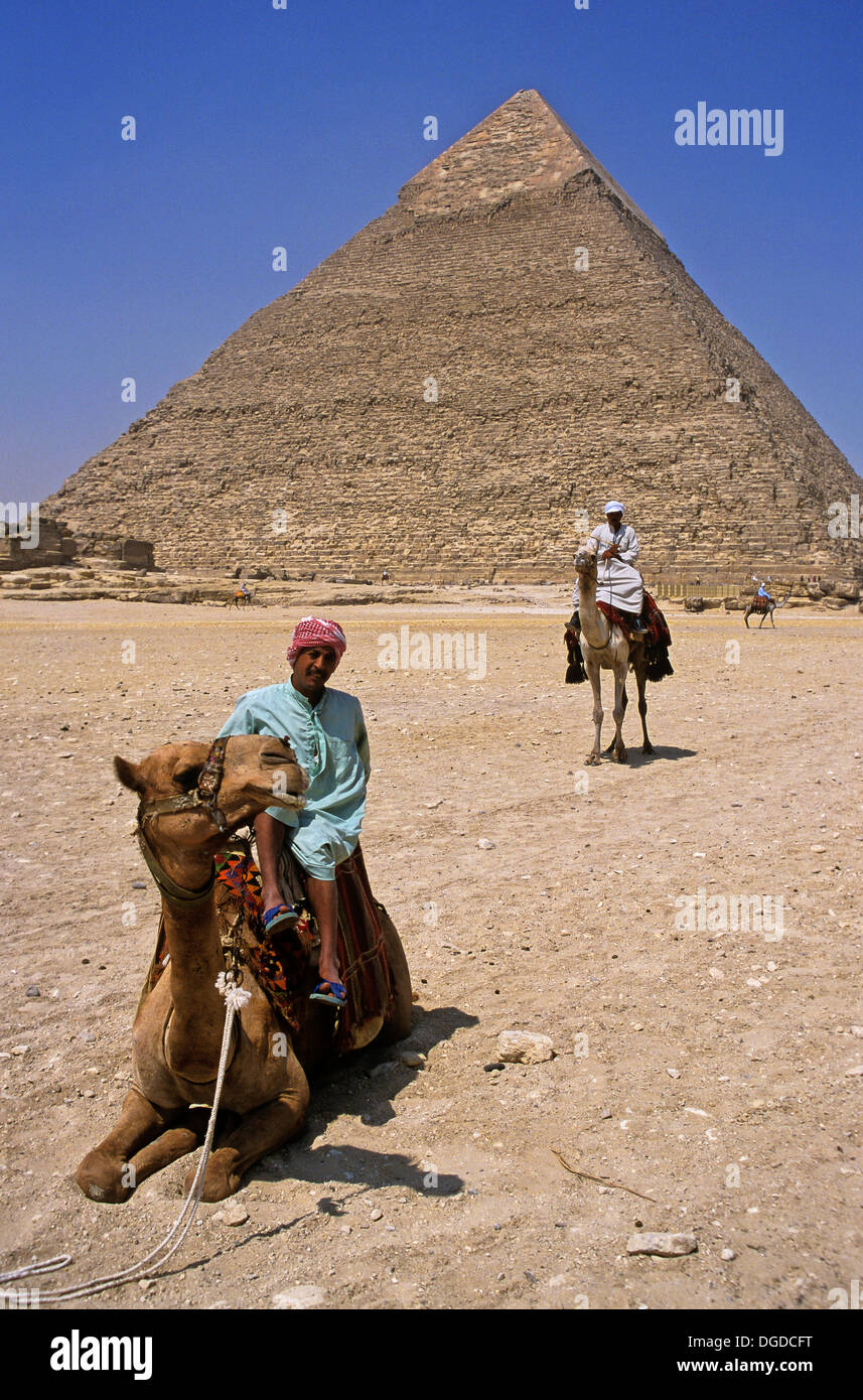 Kamel-Treiber und die Pyramide des Chephren - 26. Jahrhundert v. Chr. die Gizeh Nekropole, Kairo, Ägypten, Afrika Stockfoto
