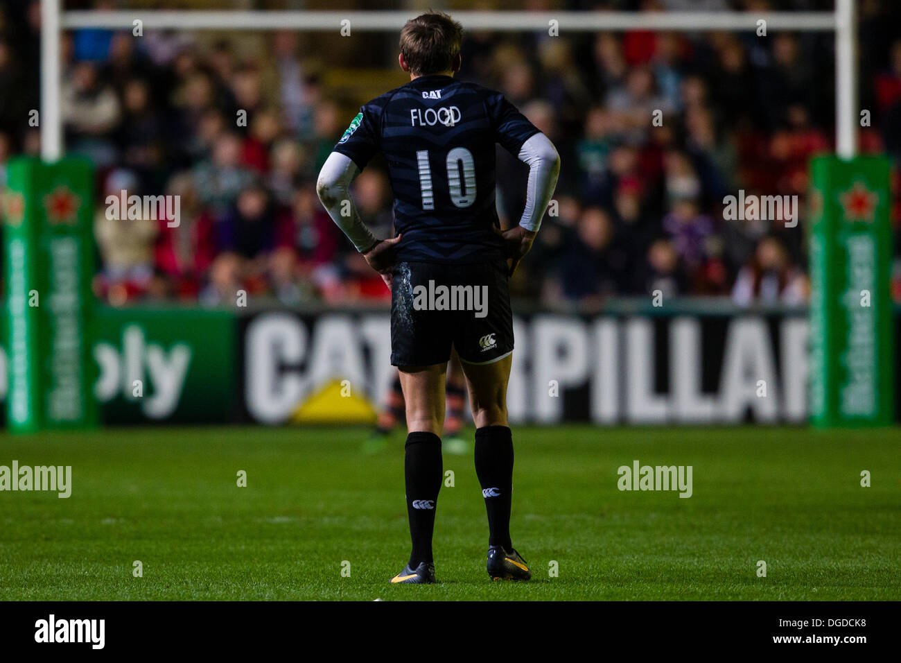 Leicester, UK. 18. Oktober 2013. Leicesters Toby Flood. Aktion aus dem 2013 / 14 Heineken Cup Pool 5 Runde 2 Spiel zwischen Leicester Tigers (ENG) und Benetton Treviso (ITA) spielte an der Welford Road, Leicester auf Freitag, 18. Oktober 2013. Bildnachweis: Graham Wilson/Alamy Live-Nachrichten Stockfoto