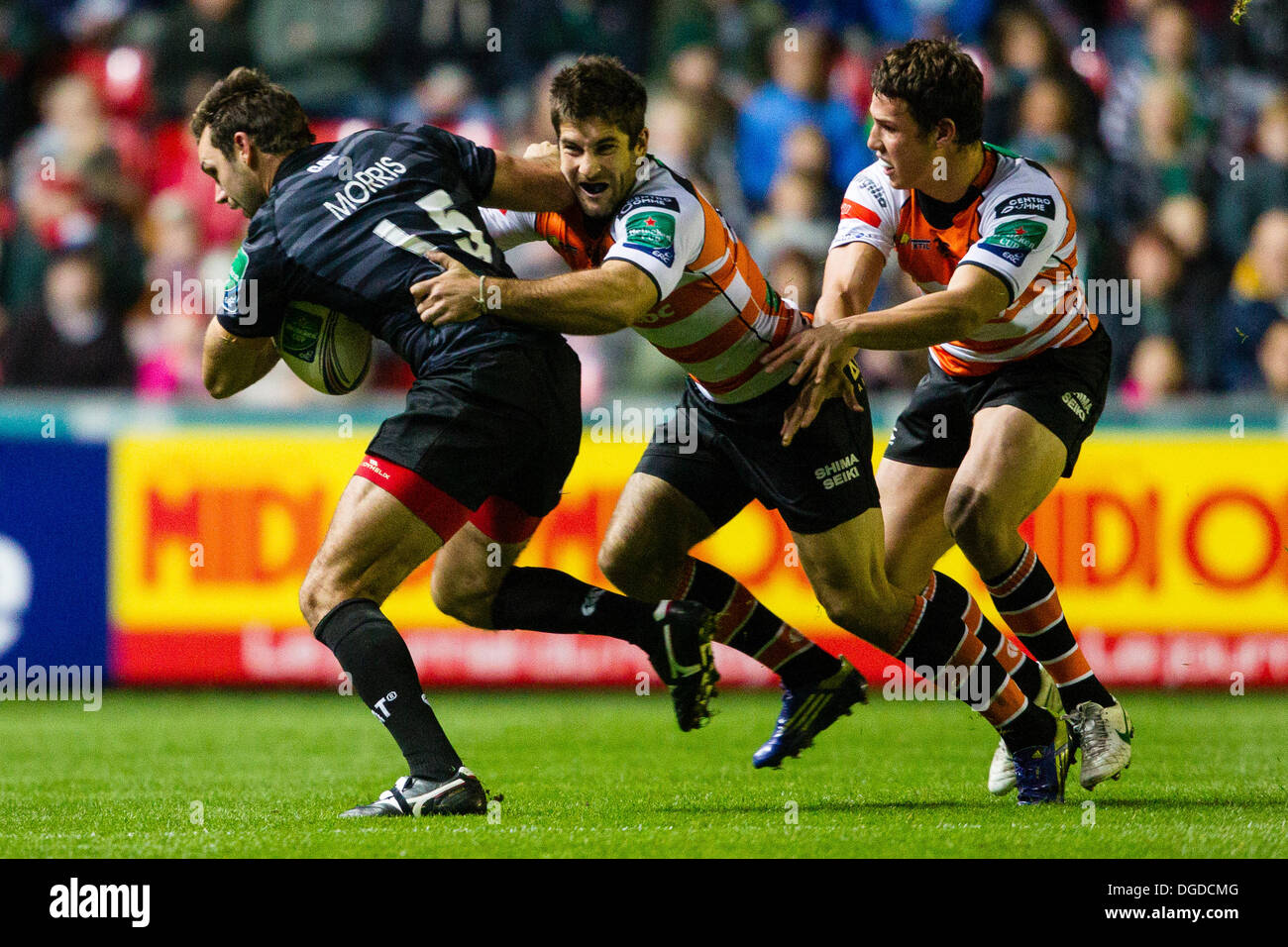 Leicester, UK. 18. Oktober 2013. Leicesters Niall Morris in Angriff genommen wird. Aktion aus dem 2013 / 14 Heineken Cup Pool 5 Runde 2 Spiel zwischen Leicester Tigers (ENG) und Benetton Treviso (ITA) spielte an der Welford Road, Leicester auf Freitag, 18. Oktober 2013. Bildnachweis: Graham Wilson/Alamy Live-Nachrichten Stockfoto