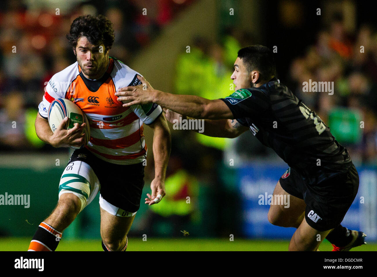 Leicester, UK. 18. Oktober 2013. Luke McLean von Terence Hepetema in Angriff genommen wird. Aktion aus dem 2013 / 14 Heineken Cup Pool 5 Runde 2 Spiel zwischen Leicester Tigers (ENG) und Benetton Treviso (ITA) spielte an der Welford Road, Leicester auf Freitag, 18. Oktober 2013. Bildnachweis: Graham Wilson/Alamy Live-Nachrichten Stockfoto