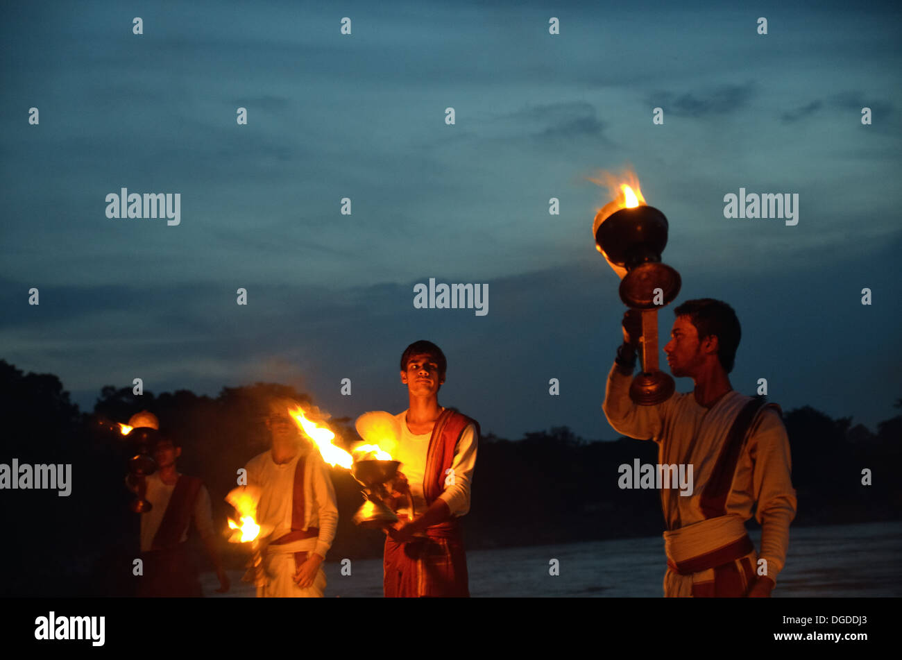 Am Abend Ganga Aarti Zeremonie in Rishikesh Stockfoto