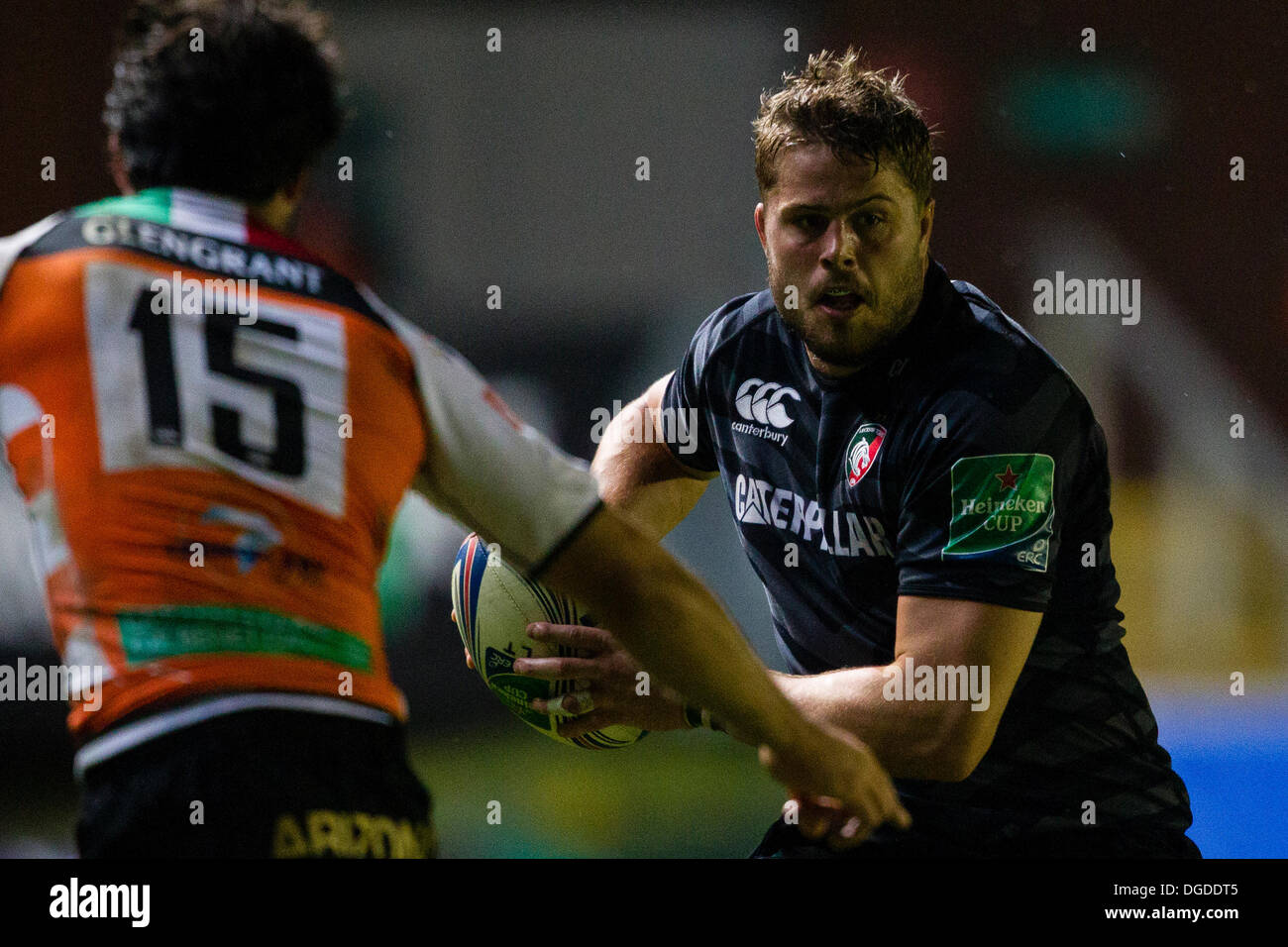 LEICESTER, UK - Leicesters Ed Slater trägt den Ball. Aktion aus dem 2013 / 14 Heineken Cup Pool 5 Runde 2 Spiel zwischen Leicester Tigers (ENG) und Benetton Treviso (ITA) spielte an der Welford Road, Leicester auf Freitag, 18. Oktober 2013. Stockfoto