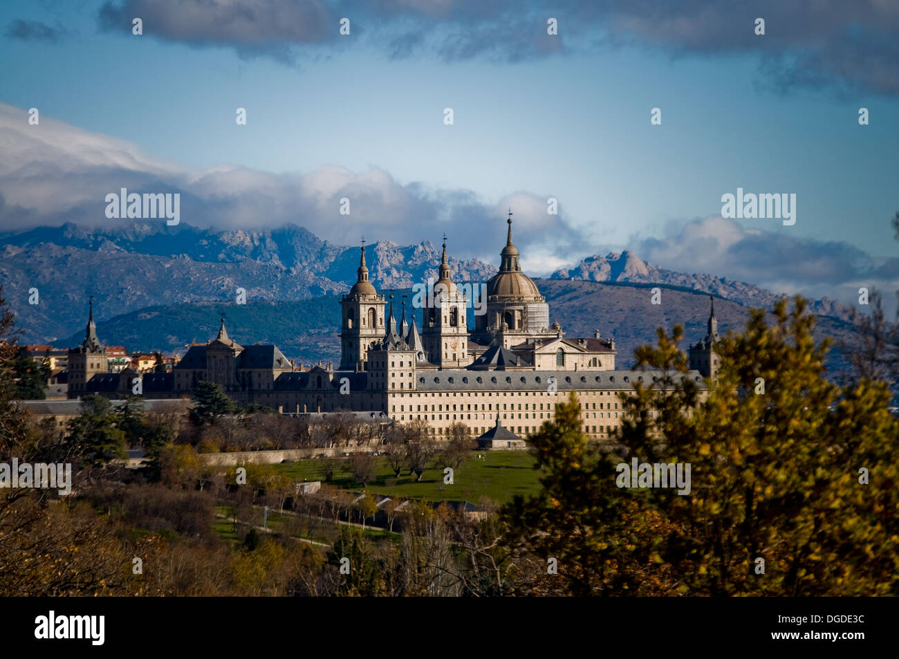 Königliche Kloster von San Lorenzo de El Escorial und Berge der Sierra de Guadarrama. Madrid, Spanien. Stockfoto
