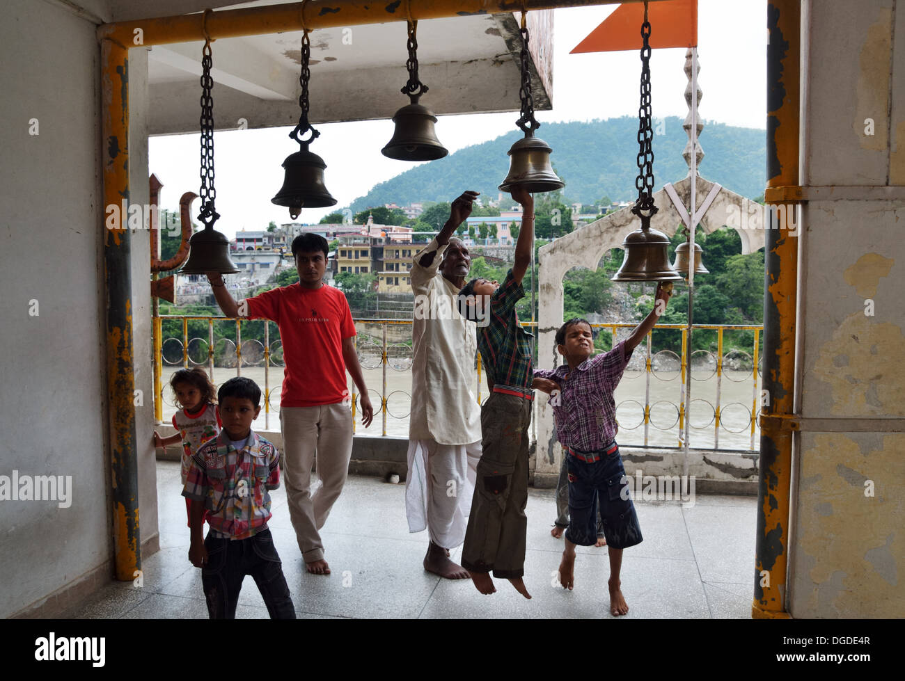 Gläubige Heilige Glocken im Shri Trayanbakshwar Tempel, Rishikesh, Indien Stockfoto