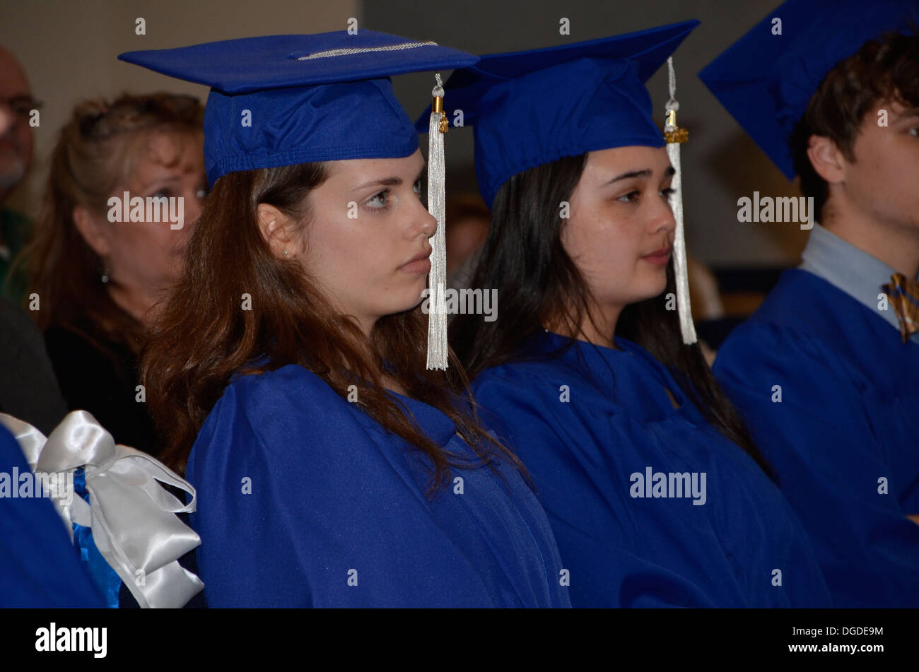 Heimschule Abiturienten besuchen eine Abschlussfeier für Absolventinnen und Absolventen und ihren Familien und Freunden in Maryland Stockfoto