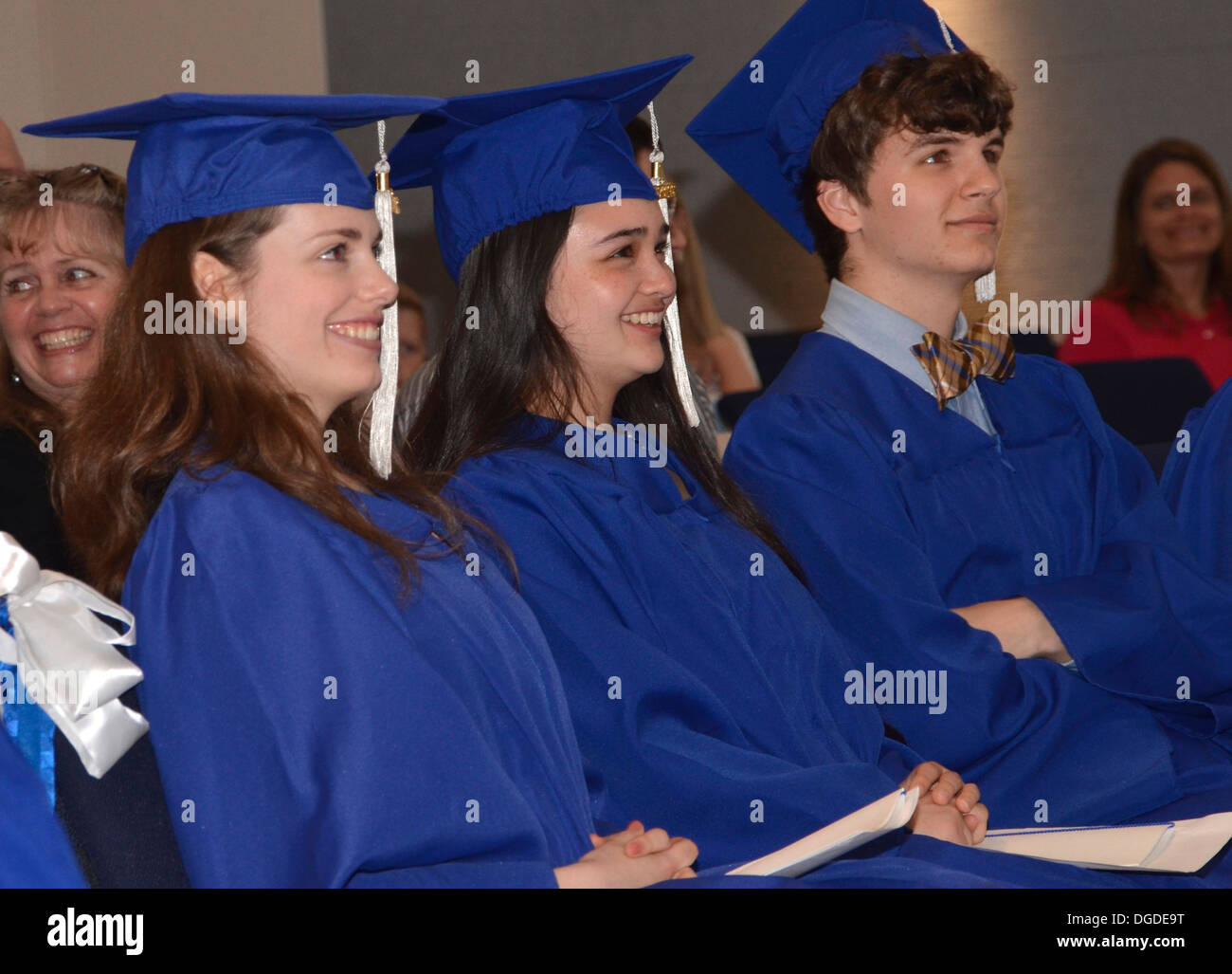 Heimschule Abiturienten besuchen eine Abschlussfeier für Absolventinnen und Absolventen und ihren Familien und Freunden in Maryland Stockfoto