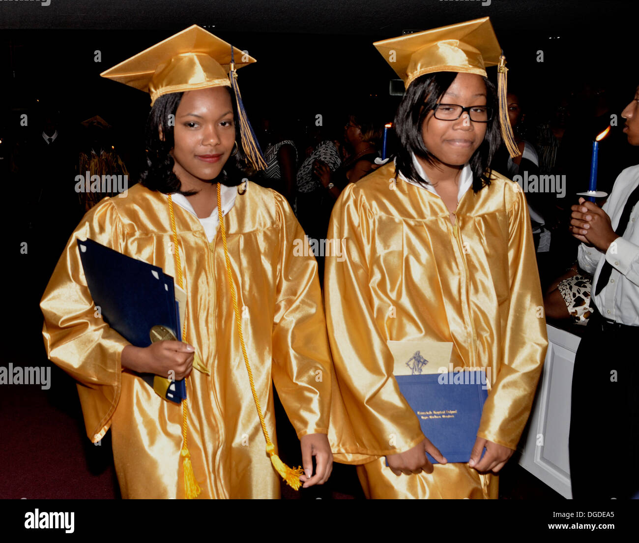 Zwei High School-Absolventen verlassen eine Abschlussfeier für Absolventinnen und Absolventen und ihren Familien und Freunden in Maryland Stockfoto