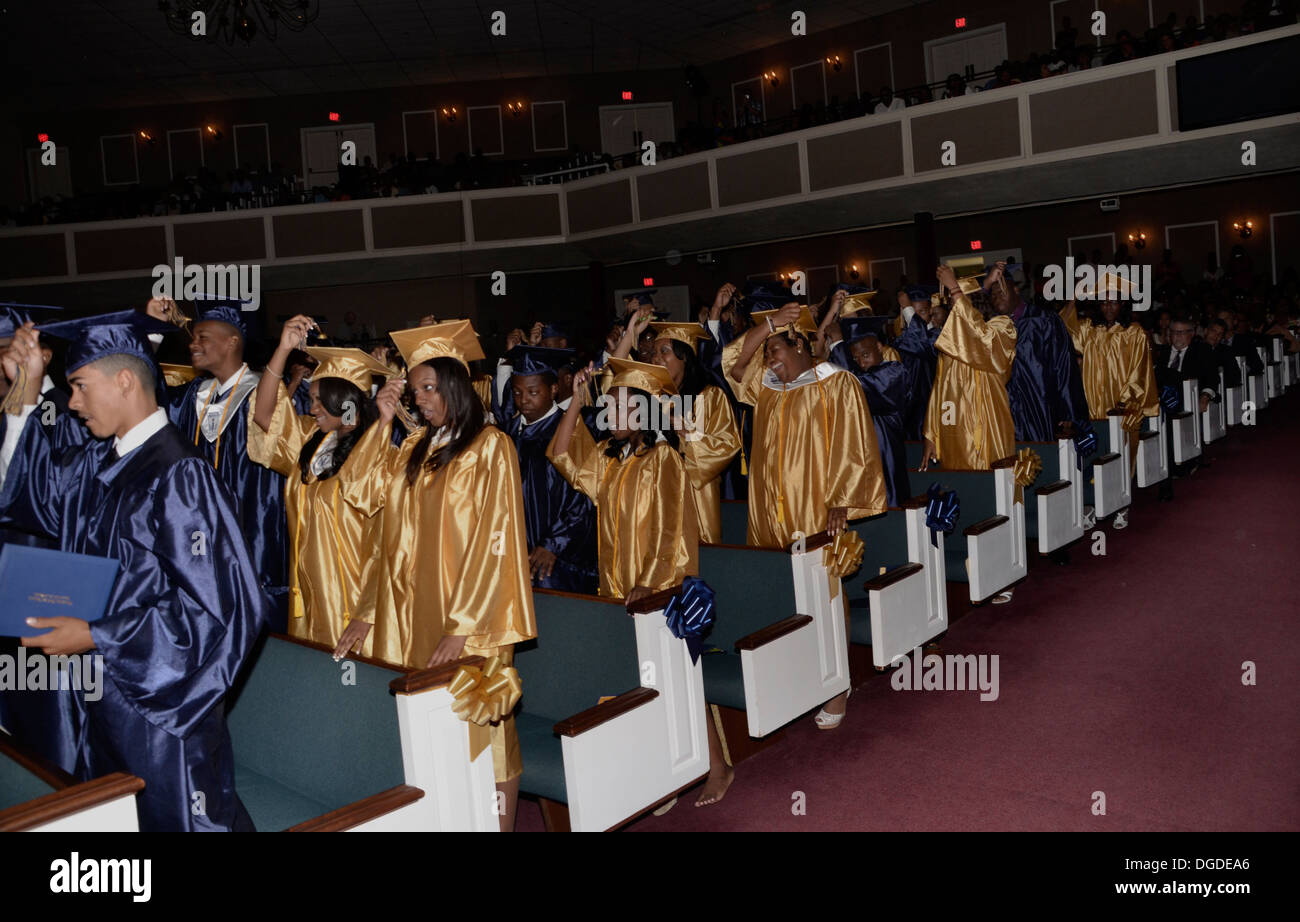 High School-Absolventen bei ihrer Abschlussfeier in Forestville, Md Stockfoto