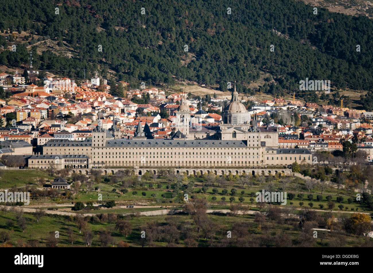 Königliche Kloster von San Lorenzo de El Escorial und Berge der Sierra de Guadarrama. Madrid, Spanien. Stockfoto