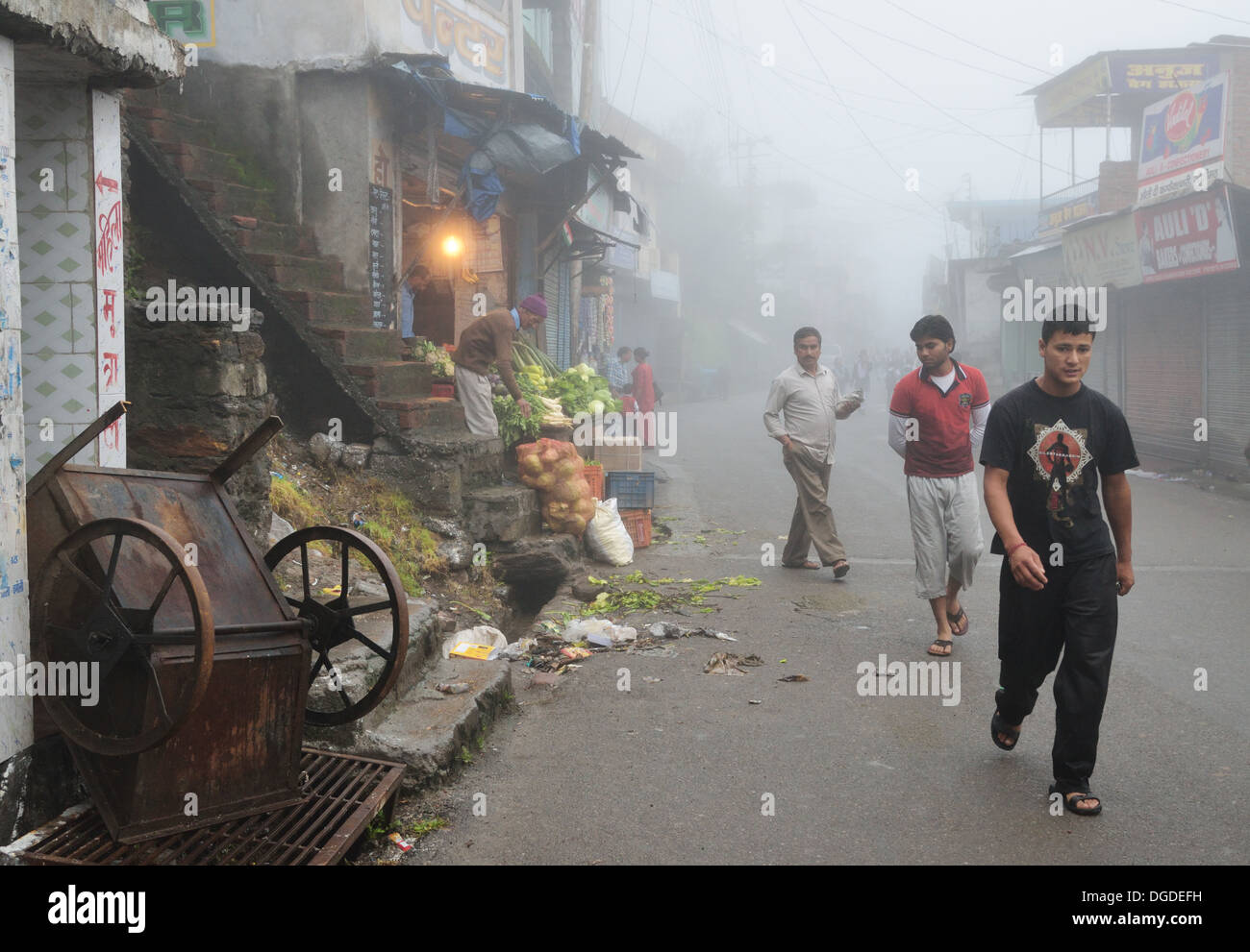 Ein nebeliger Morgen in Joshimath, Indien Stockfoto