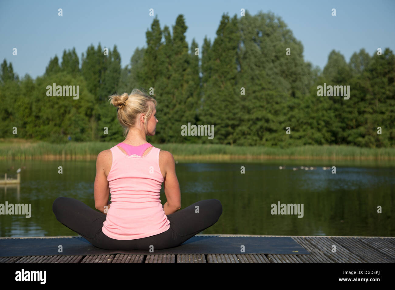 Frau in Yoga-Pose im freien Stockfoto