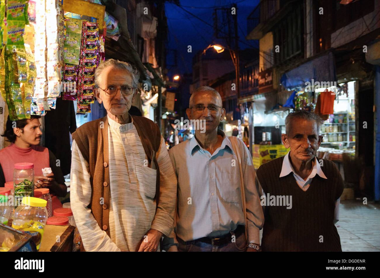 Eine Gruppe von älteren Einwohnern in indischen Bergdorf von Almora, Indien Stockfoto