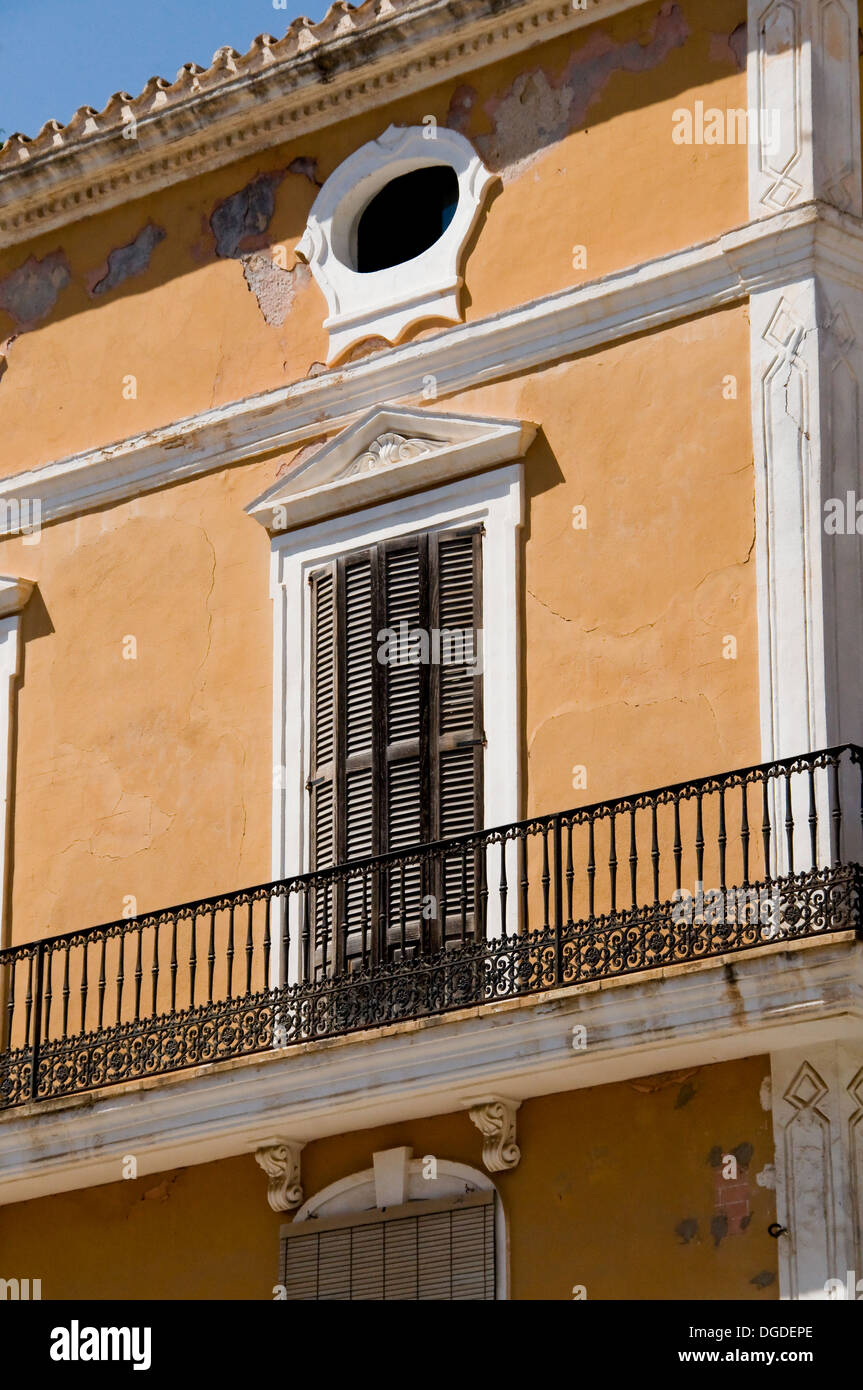 Klassische Fassade im Colonial-Stil Gebäude. Ibiza, Spanien Stockfoto