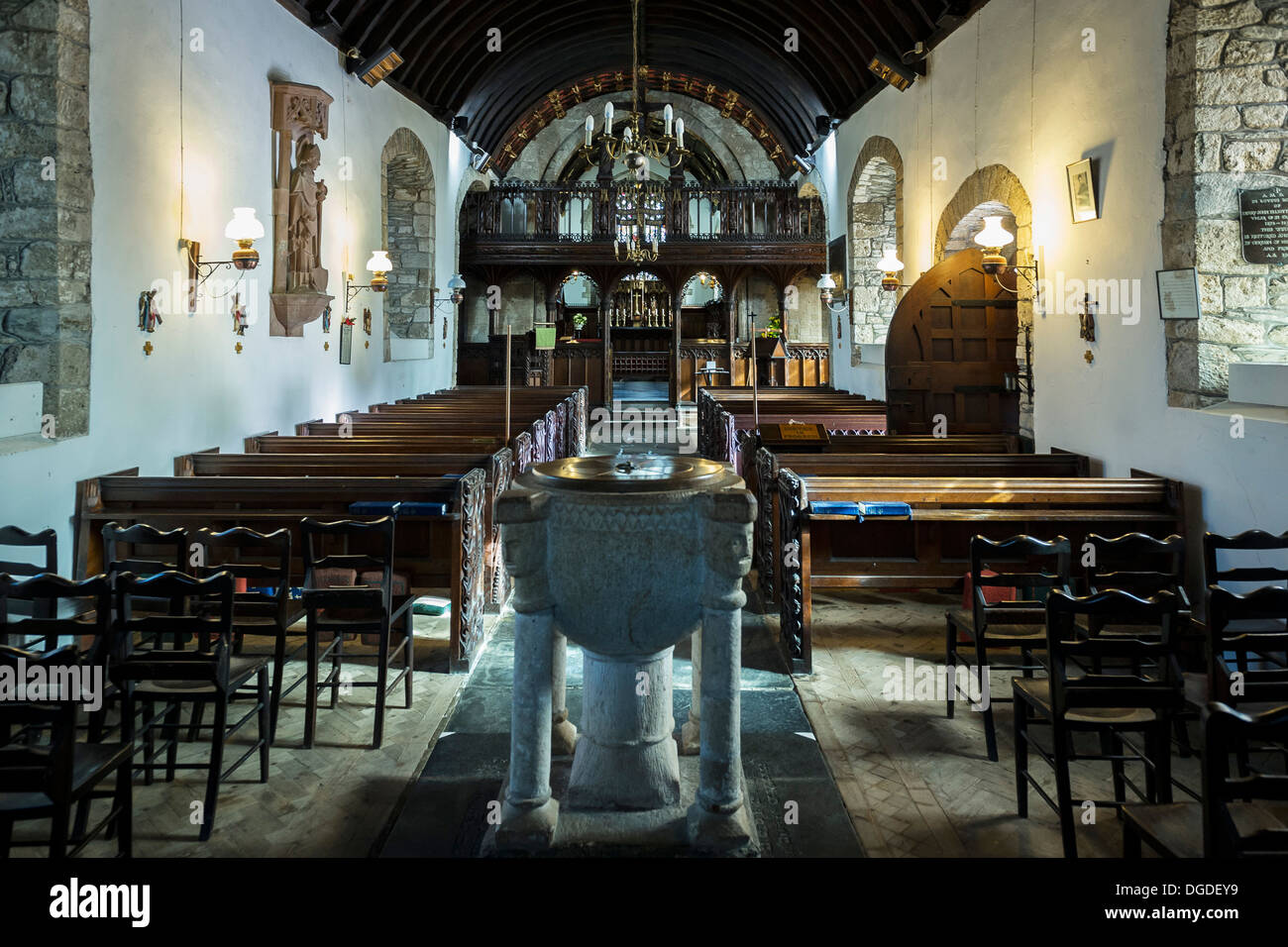 Das Innere der St. Carantoc's Church im Crantock Village in Newquay in Cornwall. UK. Stockfoto