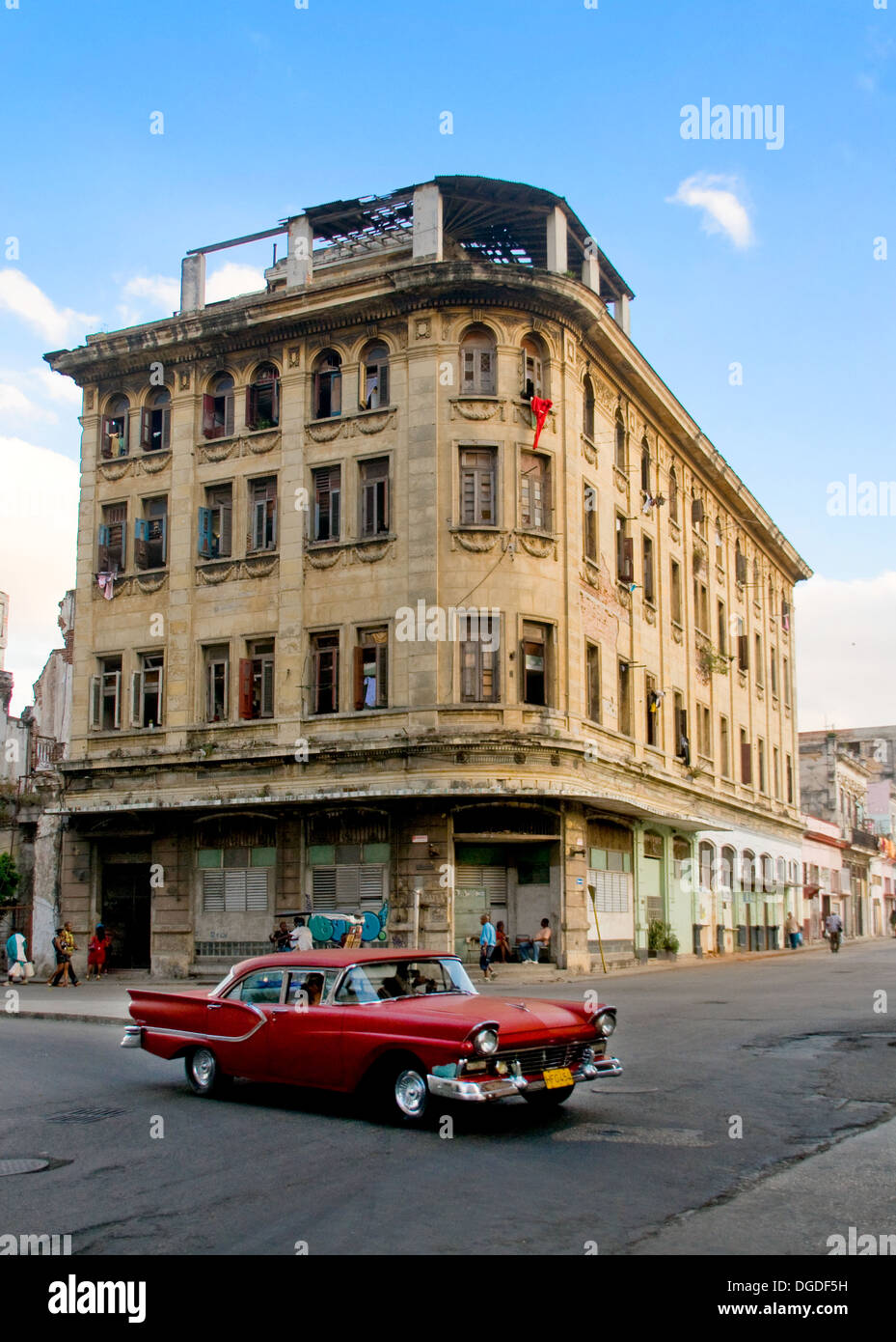 Typische Gebäude und Oldtimer von La Havanna, Kuba. Stockfoto