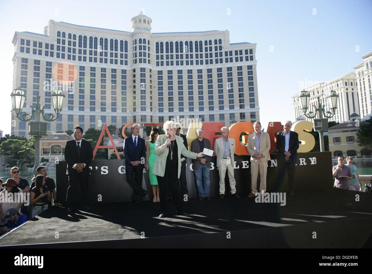 Las Vegas, NV, USA. 18. Oktober 2013. Kevin Kline, Mary Steenburgen, Carolyn Goodman, Morgan Freeman, Robert De Niro, Michael Douglas, Jon Turteltaub, Steve Sisolak auf der Pressekonferenz zur letzten VEGAS Cast erhält Schlüssel nach Las Vegas, die Springbrunnen des Bellagio, Las Vegas, NV 18. Oktober 2013. Bildnachweis: James Atoa/Everett Collection/Alamy Live-Nachrichten Stockfoto