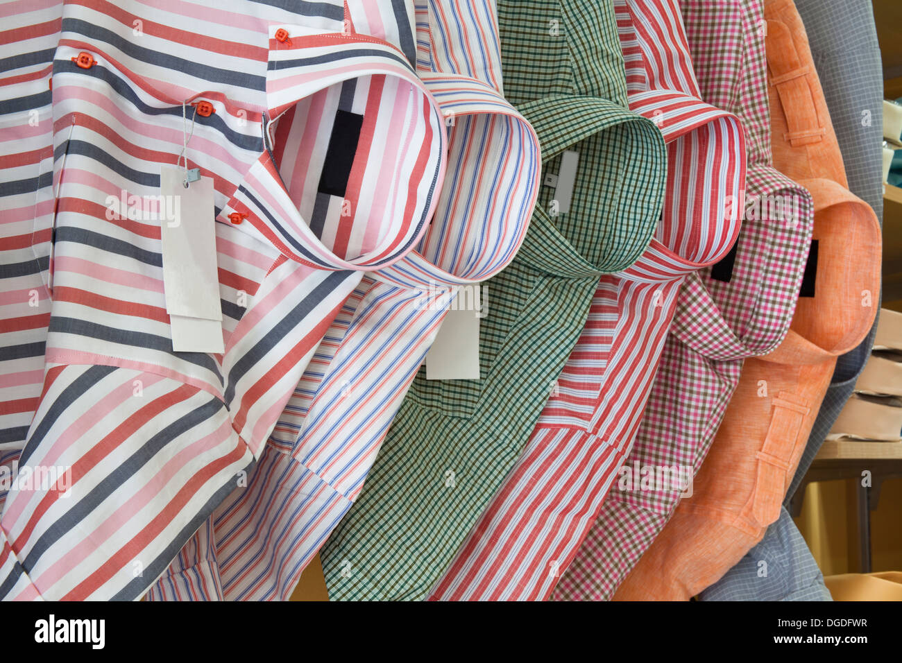 Hemd auf dem Kleiderbügel in vielen Farben Stockfoto