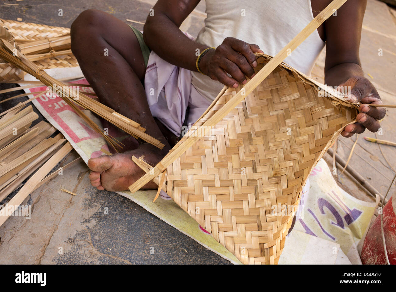 Indische Mann, gewebten herkömmlicher Reis Kehrblech/Sieb aus Bambus in einer ländlichen indischen Dorf. Andhra Pradesh, Indien Stockfoto