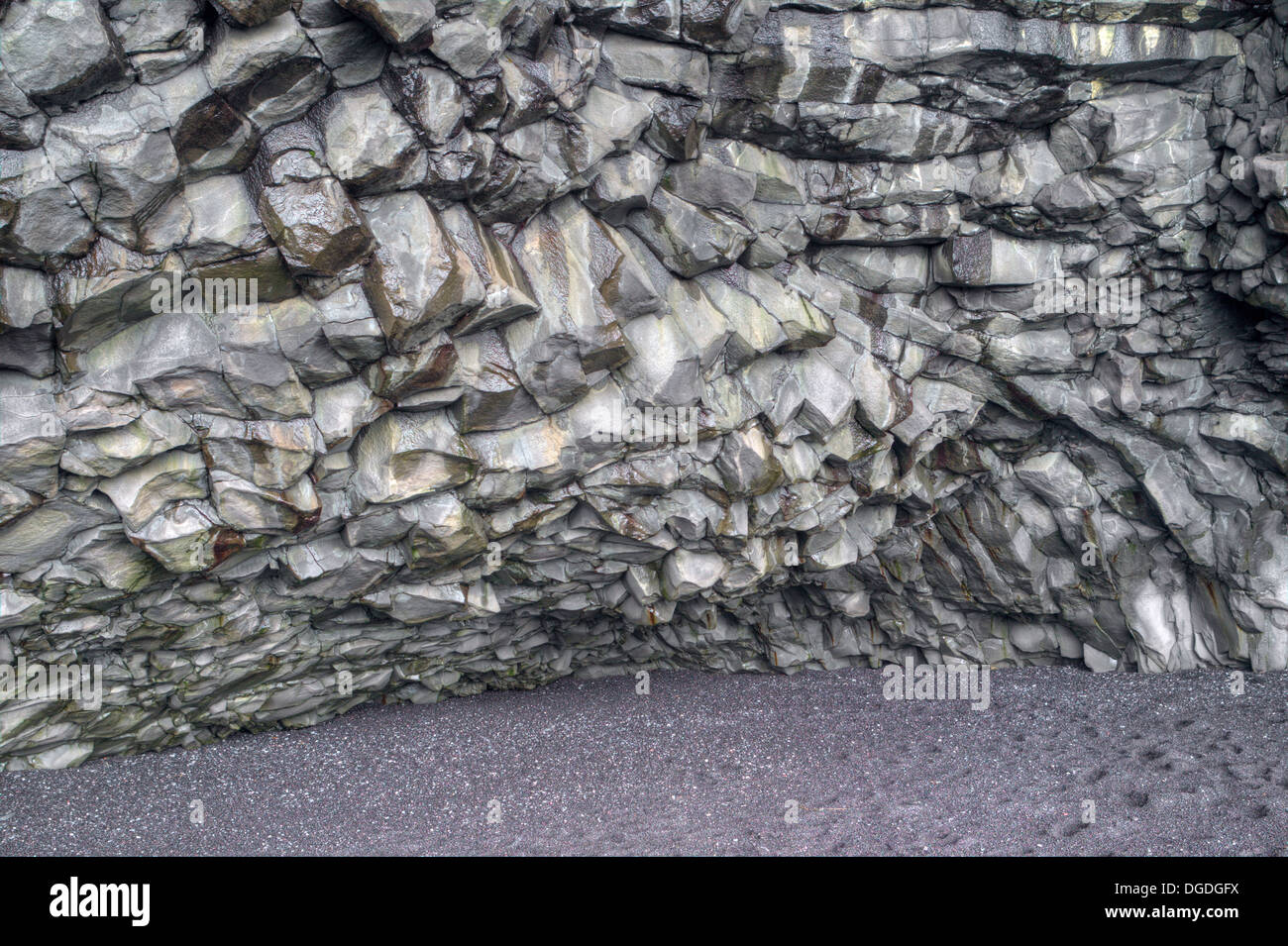 Basaltfelsen an der Küste, Island Stockfoto