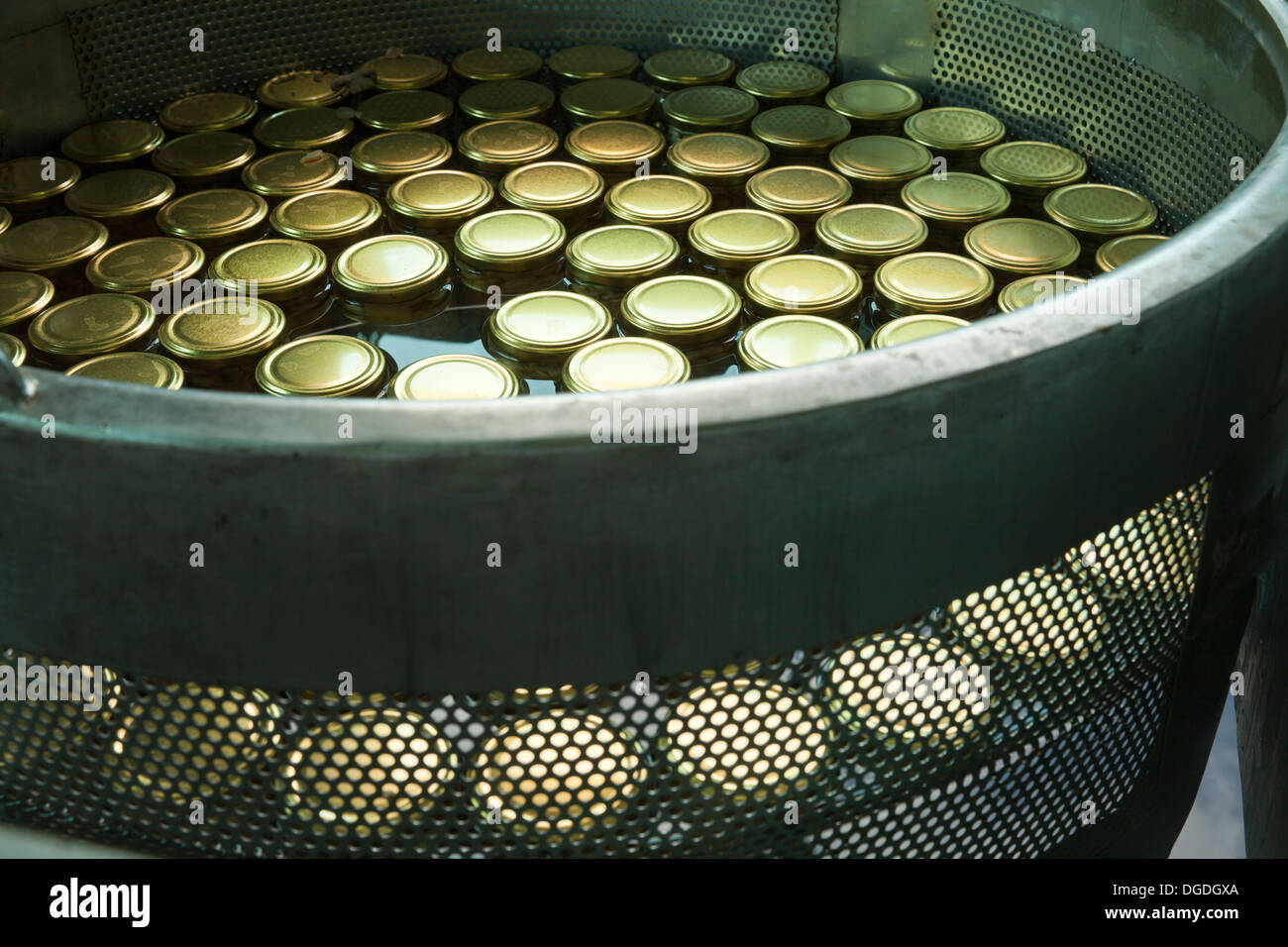 Gläser in die Maschine für die Pasteurisierung Stockfoto