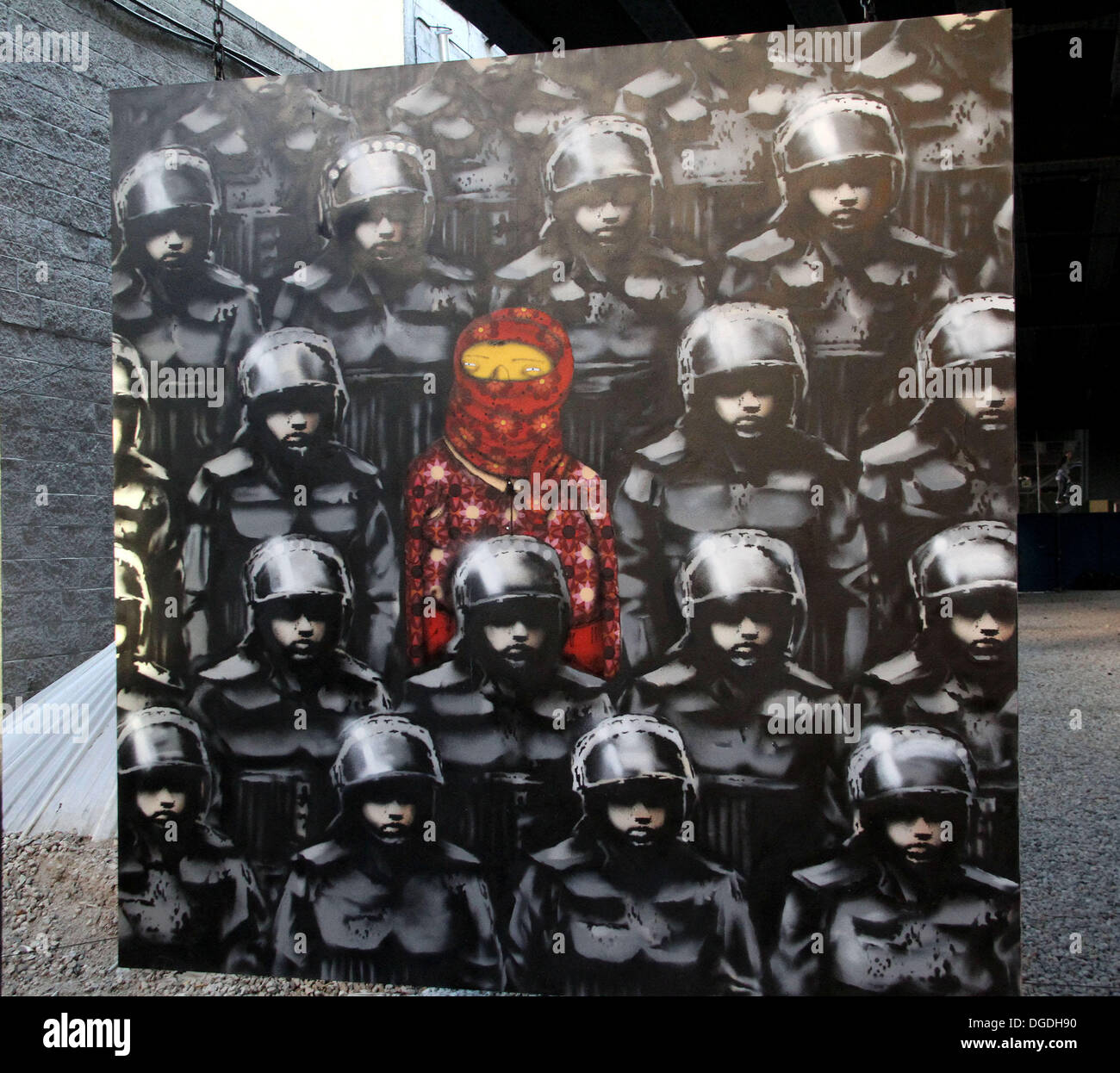 New York, USA. 18. Oktober 2013. Graffiti-Künstler BANKSY, bekannt für seinen Stil Schablone arbeitet mit brasilianischen eineiige Zwillinge OS GEMEOS, bekannt für ihr gelb gefärbten Cartoon Volk für "Besser aus als In" street Art passiert überall in NYC. Die Stücke auf 24th St zwischen 10. & 11. St in West Chelsea gelegen. Die Gemälde sind hing an einer Railroad Trestle & bewacht um Verunstaltung zu verhindern. Bildnachweis: Nancy Kaszerman/ZUMAPRESS.com/Alamy Live-Nachrichten Stockfoto