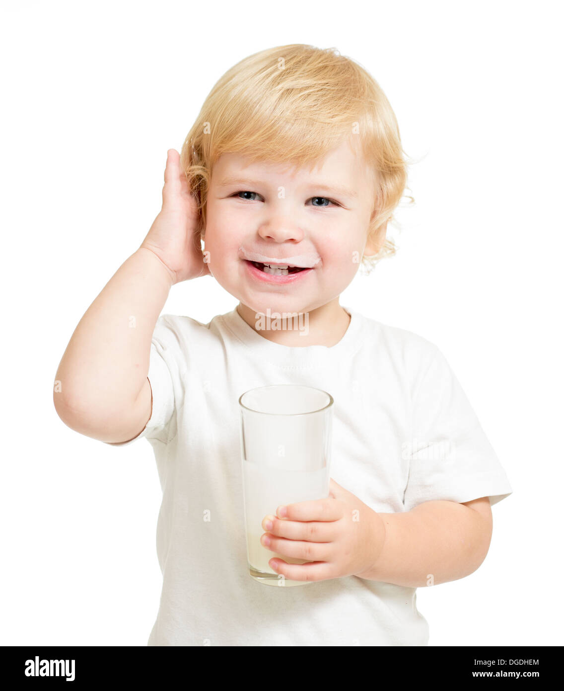 Kinder trinken Milchprodukt aus Glas isoliert auf weiss Stockfoto