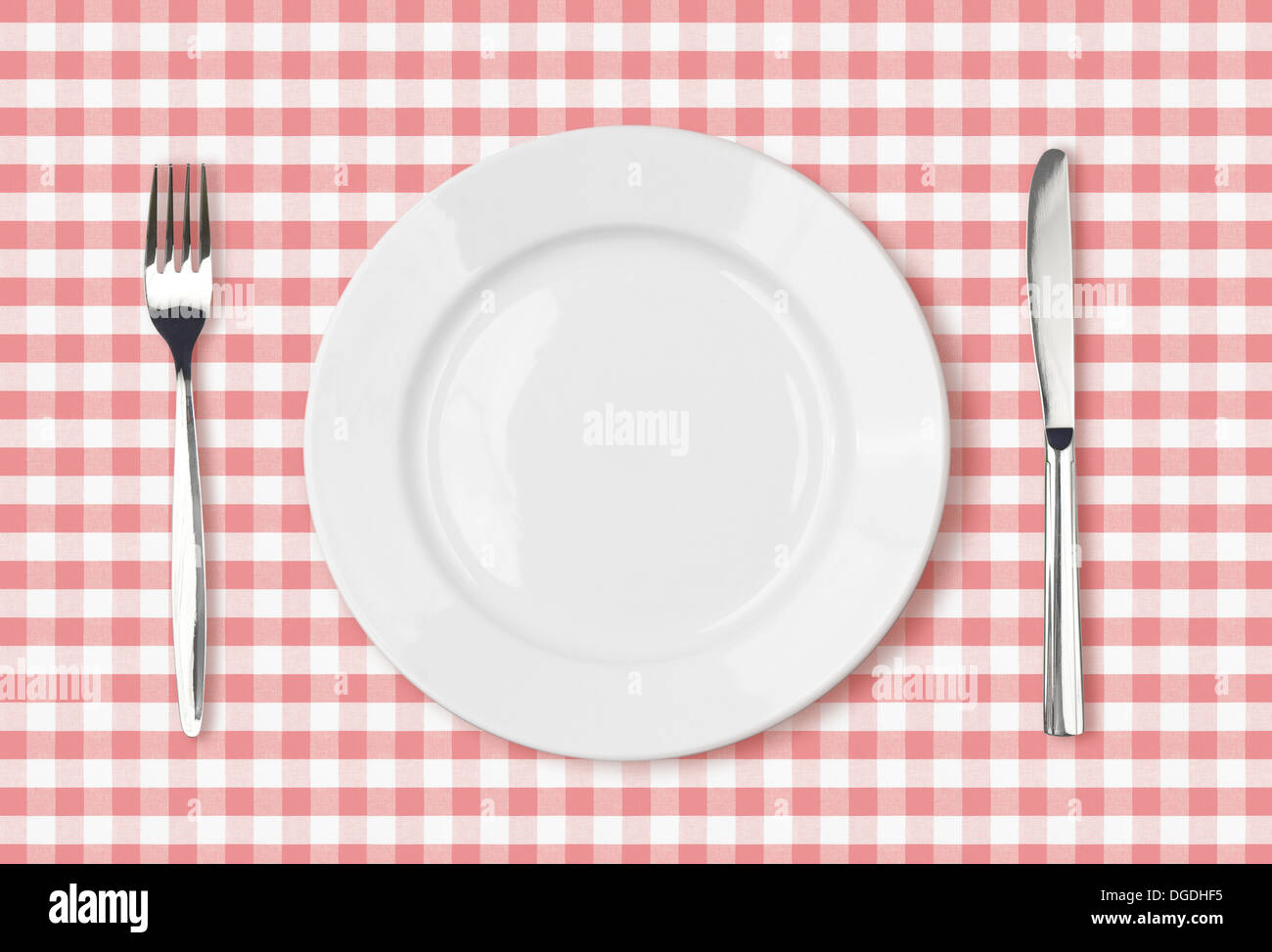 leere Abendessen Platte Draufsicht auf rosa Picknick Tischdecke Stockfoto