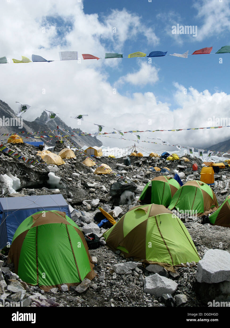 Die bunten Zelte von Everest Base Camp punktieren die Landschaft am Fuße des Mount Everest in Nepal. Stockfoto