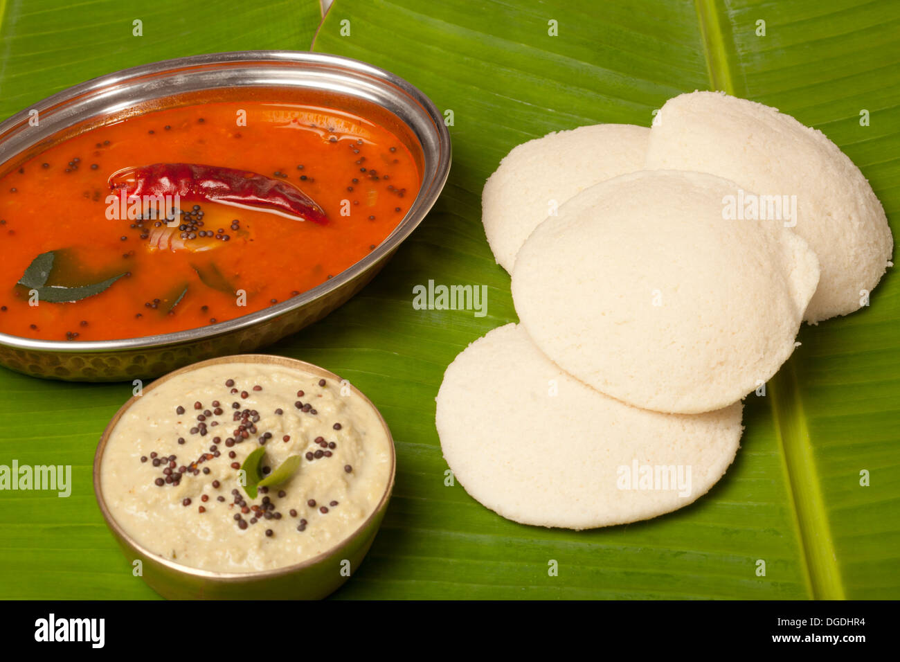 Idli ist eine südindische Frühstücksgericht auf Bananenblatt serviert Stockfoto Idli ist eine südindische Frühstücksgericht auf Bananenblatt serviert Stockfoto