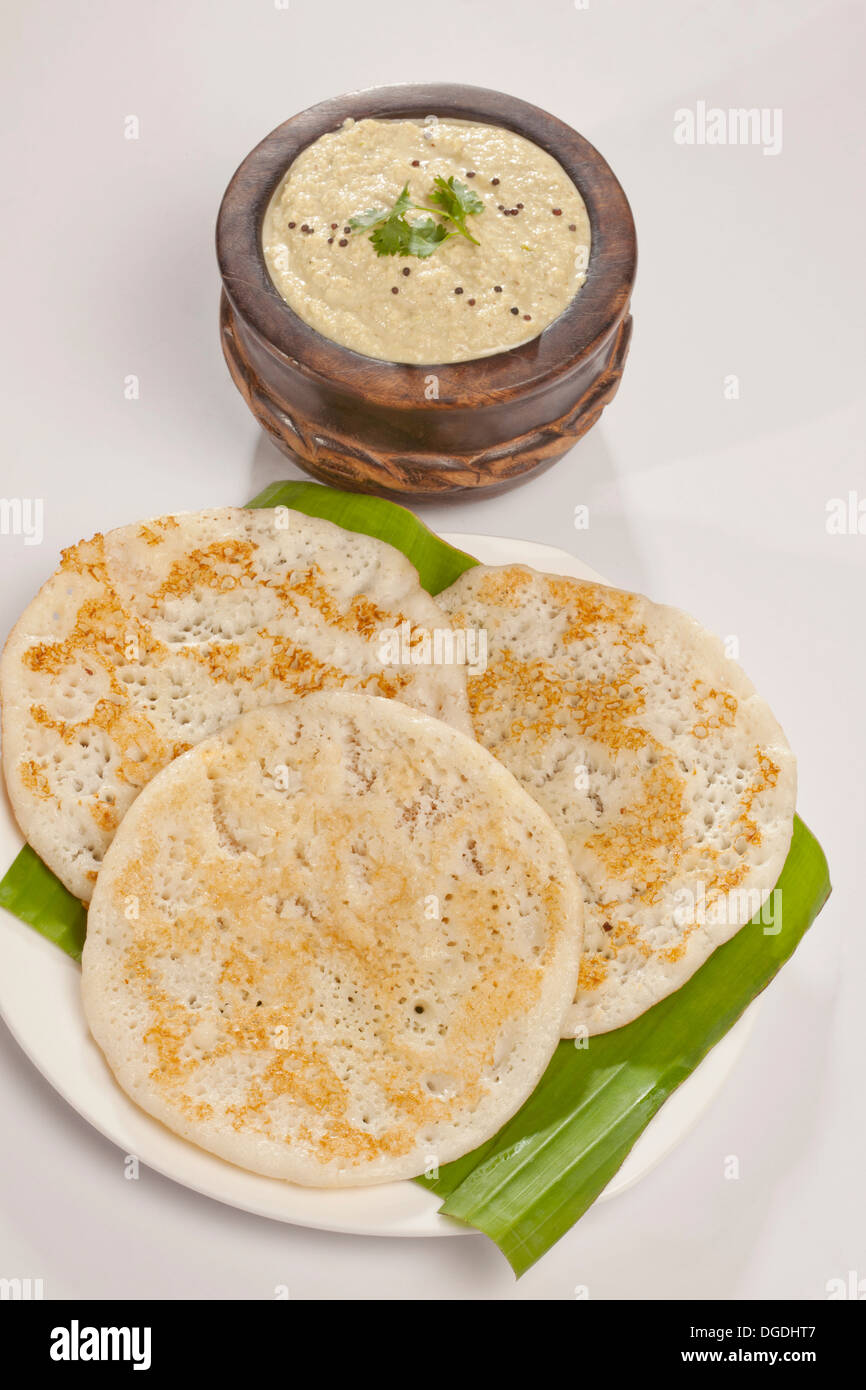 Set Dosa ist ein Satz von 3dosas garniert mit Butter oder Ghee und mit Chutney und Sambar auf einem Bananenblatt serviert Stockfoto Set Dosa ist ein Satz von 3dosas garniert mit Butter oder Ghee und mit Chutney und Sambar auf einem Bananenblatt serviert Stockfoto