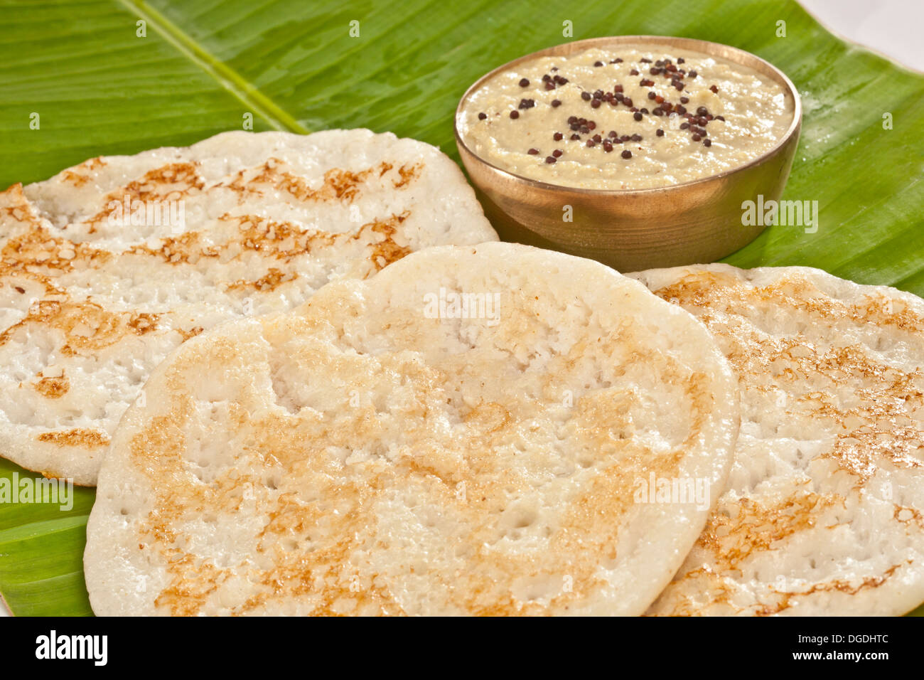Set Dosa ist ein Satz von 3dosas garniert mit Butter oder Ghee und mit Chutney und Sambar auf einem Bananenblatt serviert Stockfoto Set Dosa ist ein Satz von 3dosas garniert mit Butter oder Ghee und mit Chutney und Sambar auf einem Bananenblatt serviert Stockfoto