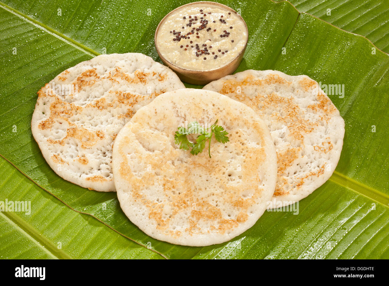Set Dosa ist ein Satz von 3dosas garniert mit Butter oder Ghee und mit Chutney und Sambar auf einem Bananenblatt serviert Stockfoto Set Dosa ist ein Satz von 3dosas garniert mit Butter oder Ghee und mit Chutney und Sambar auf einem Bananenblatt serviert Stockfoto