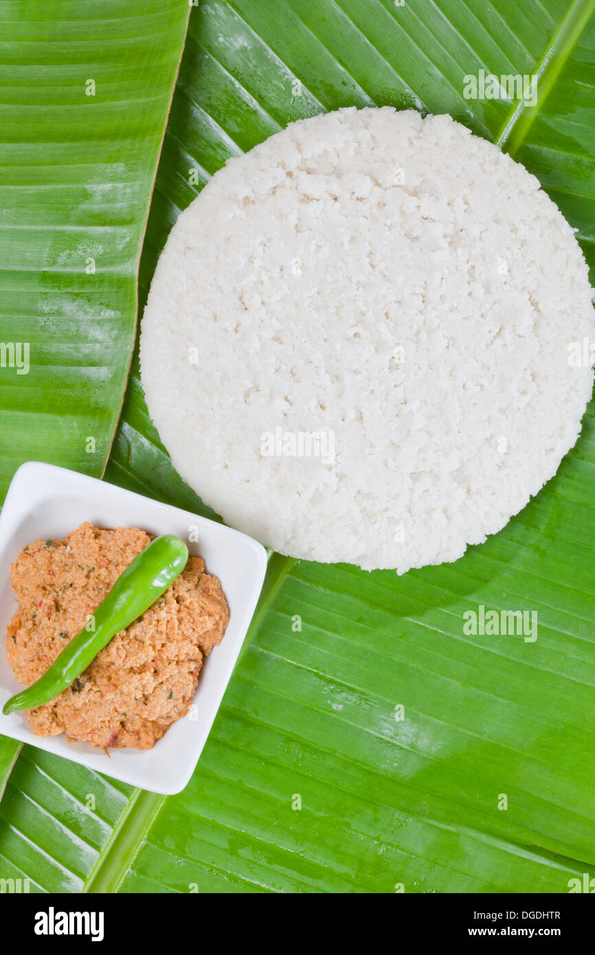 Idli ist eine südindische Frühstücksgericht auf Bananenblatt serviert Stockfoto Idli ist eine südindische Frühstücksgericht auf Bananenblatt serviert Stockfoto