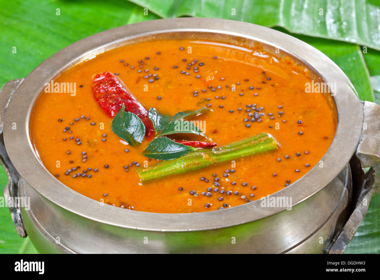 Sambar ist ein traditionelles South Indian Curry bestehend aus dal und Gemüse Stockfoto Sambar ist ein traditionelles South Indian Curry bestehend aus dal und Gemüse Stockfoto