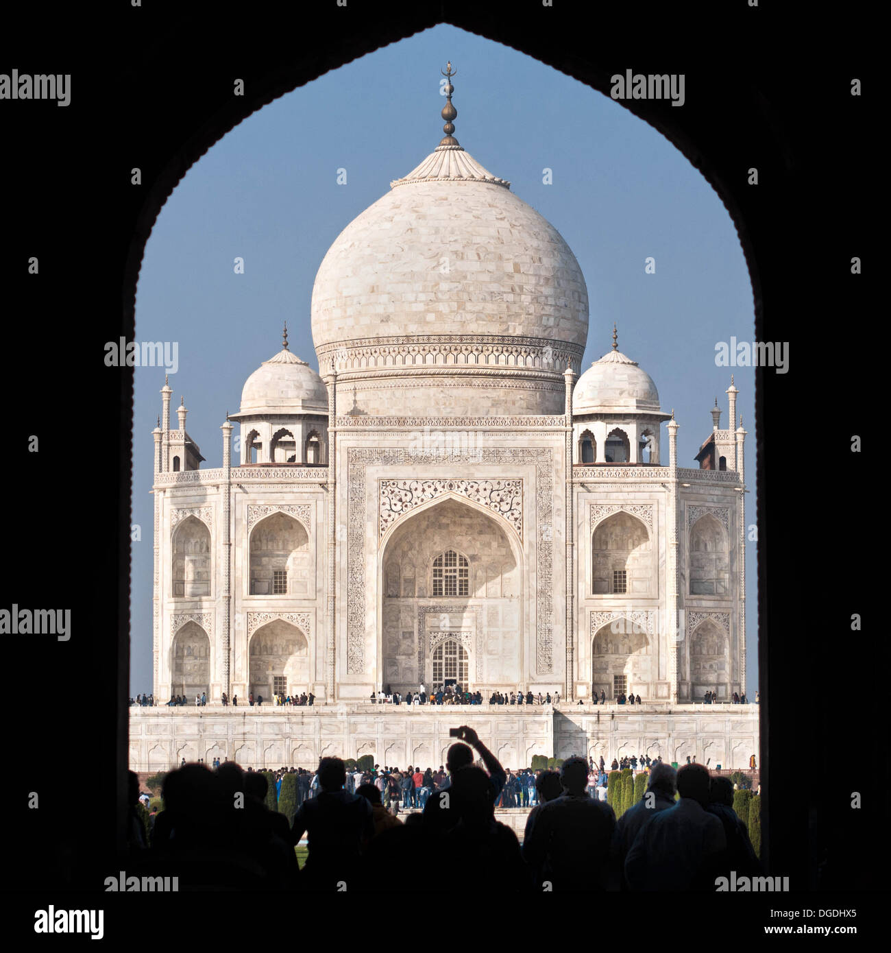 Touristen, die durch das Haupttor ins Taj Mahal in Agra, Indien Komplex. Stockfoto