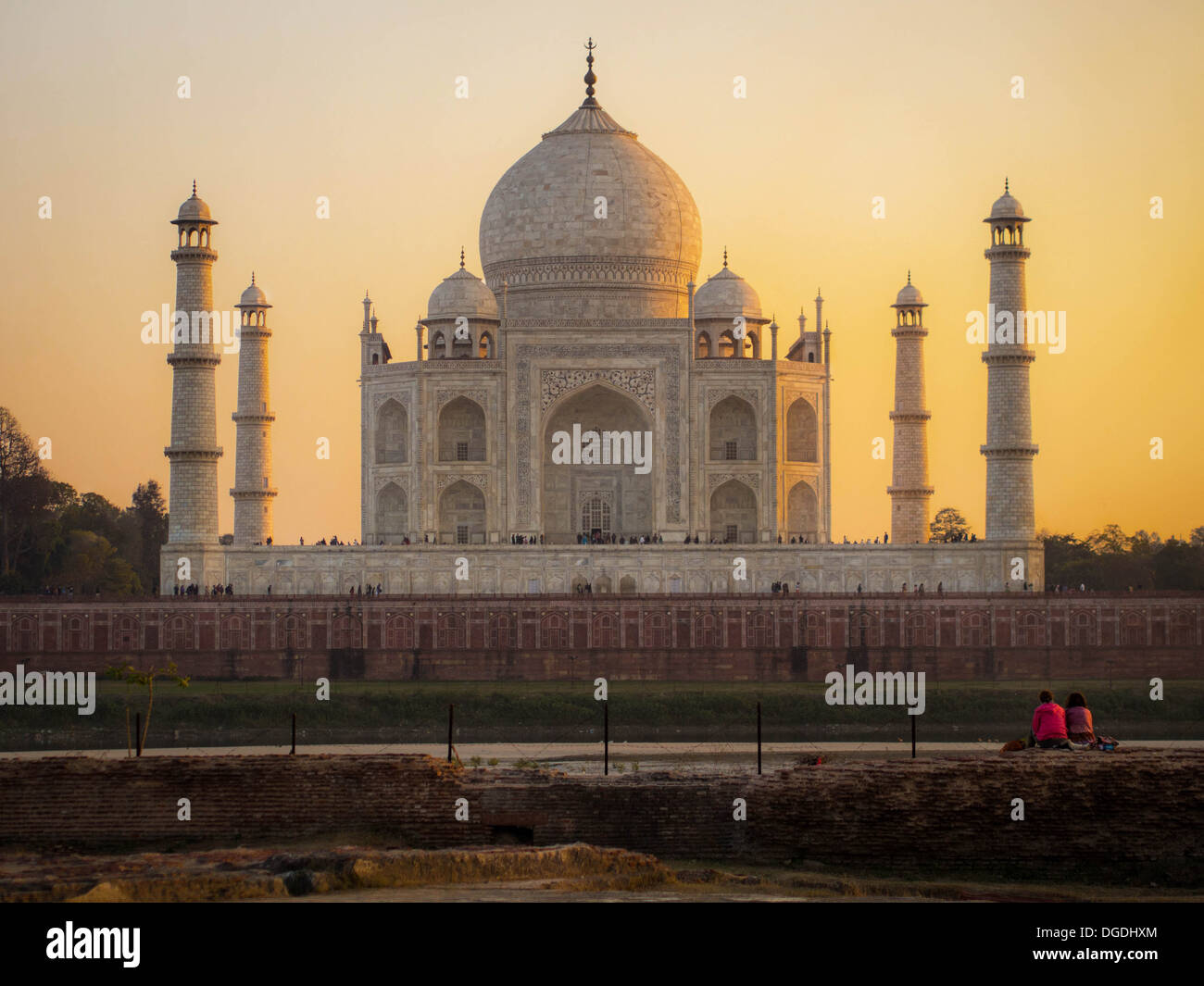 Das Taj Mahal bei Sonnenuntergang, Agra, Indien. Stockfoto