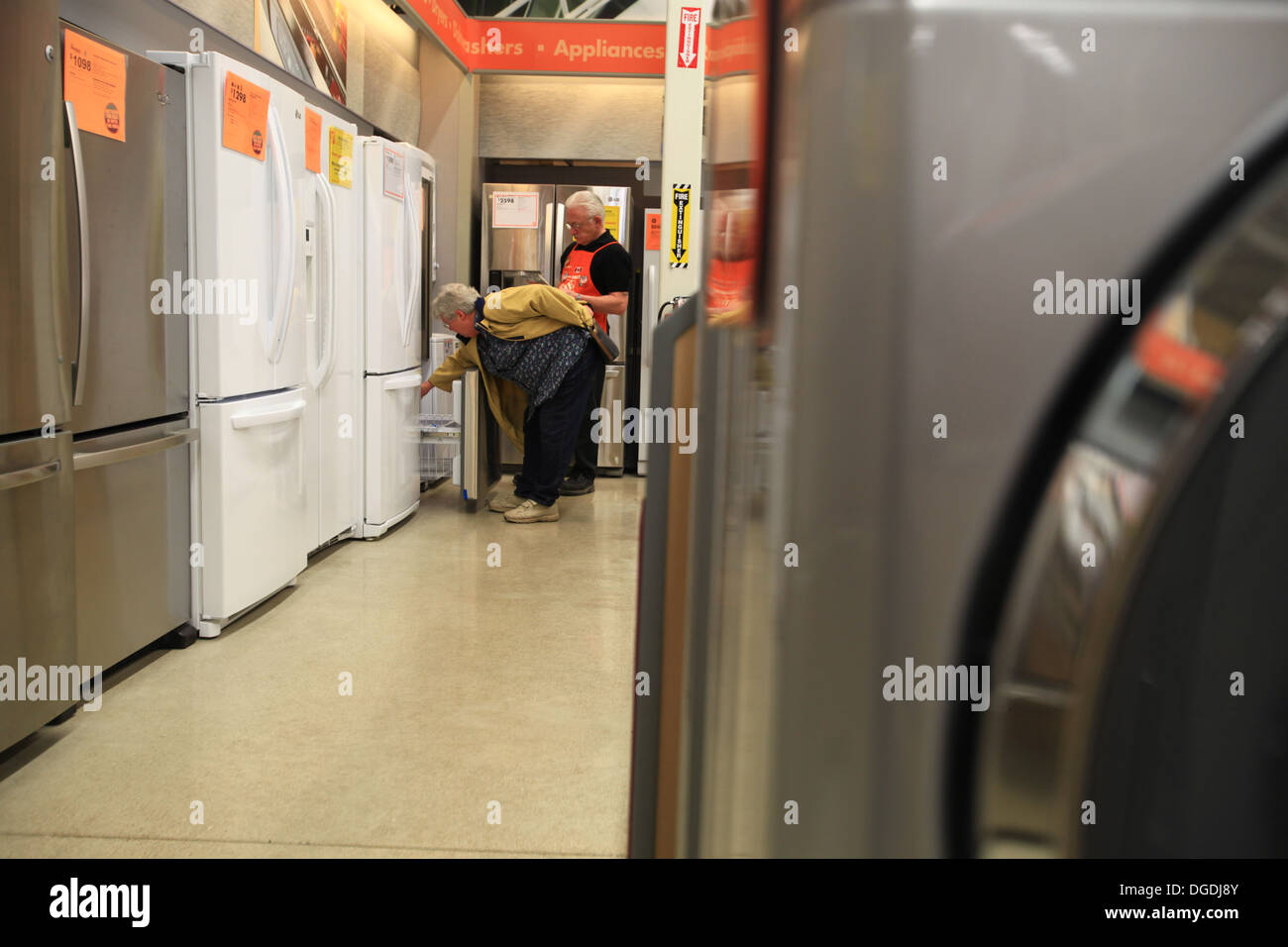 Männlich, Einkaufen, Überprüfung einen Kühlschrank in The Home Depot, Kitchener, Ontario, Kanada Stockfoto