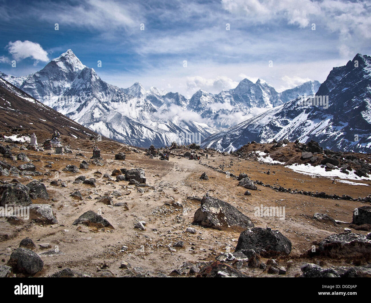 Ama Dablam (links) und andere Gipfel entlang der Everest Base Camp Trek, Nepal. Stockfoto