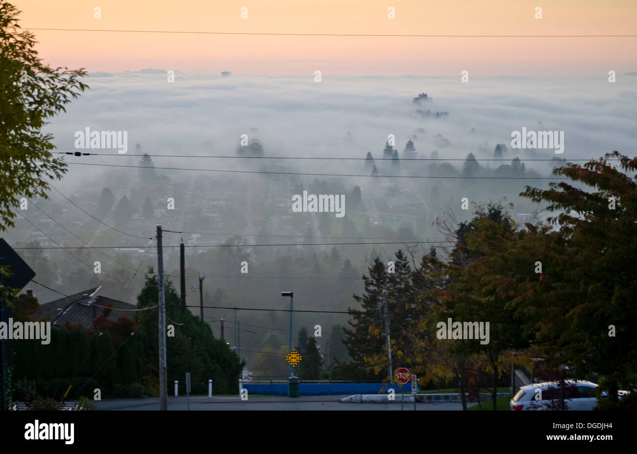Vancouver, British Columbia, Kanada. 18. Oktober 2013. Sonnenuntergang von Burnaby, British Columbia, Kanada Von der dicken Nebel bedeckt, Greater Vancouver. Es gab zahlreiche Flugausfälle am Freitag durch den Nebel, der vorausgesagt wird, über das Wochenende, um fortzufahren. Credit: Maria Janicki Stockfoto