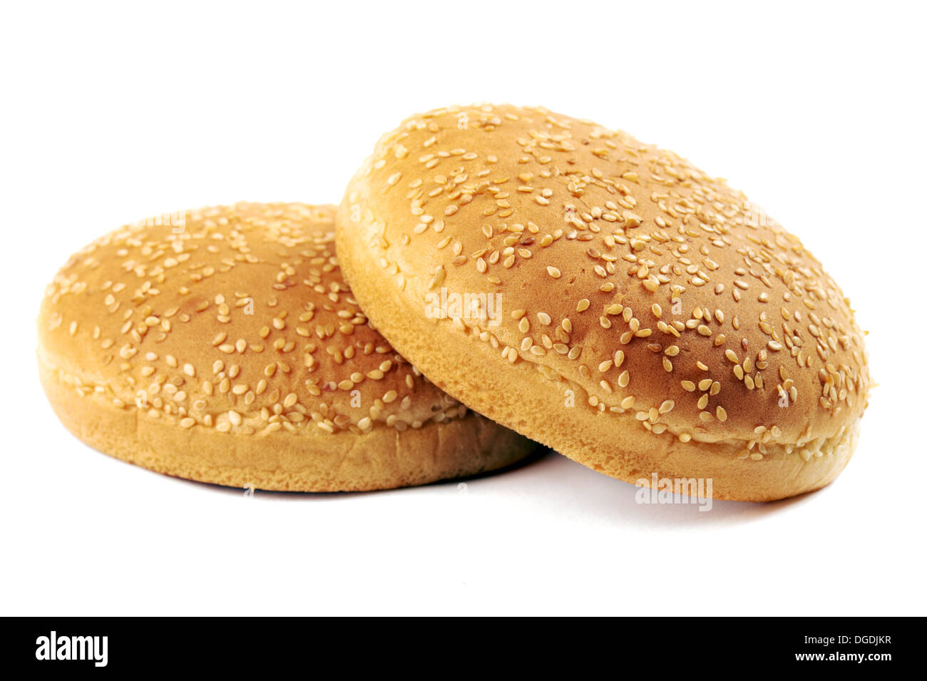 Zwei köstliche frische Burger-Brötchen auf weißem Hintergrund Stockfoto