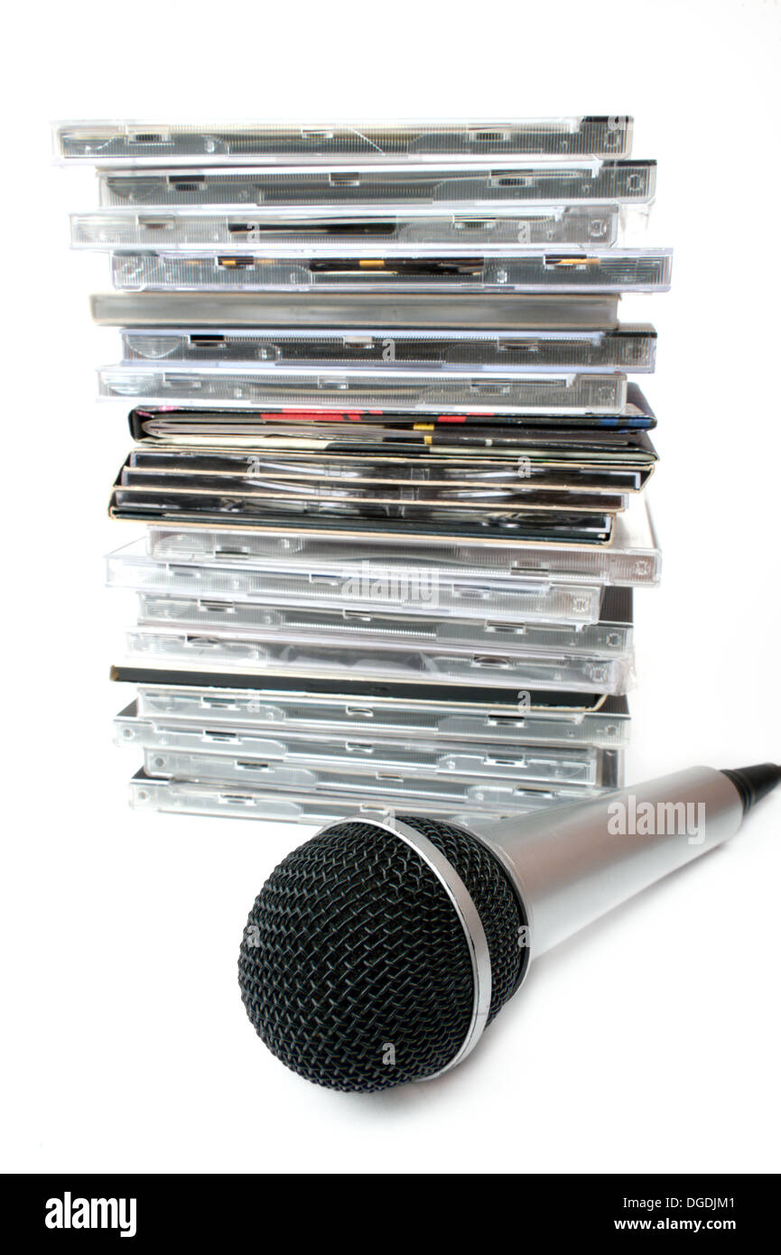 Mikrofon und Karaoke-CD-Sammlung auf weißem Hintergrund Stockfoto